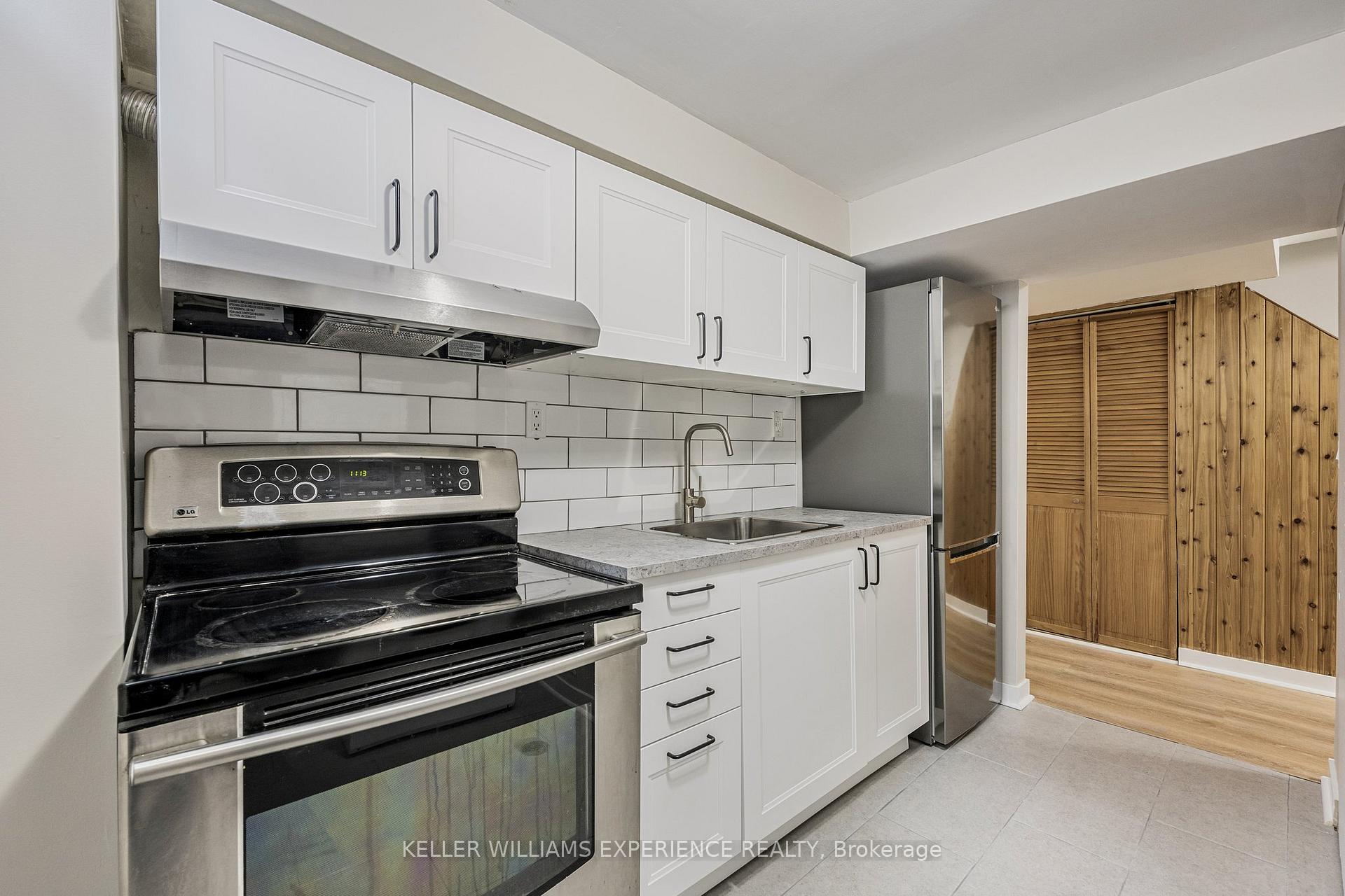 Photo 21 of 24 Shaw Crescent, Barrie, Letitia Heights — HOMEH