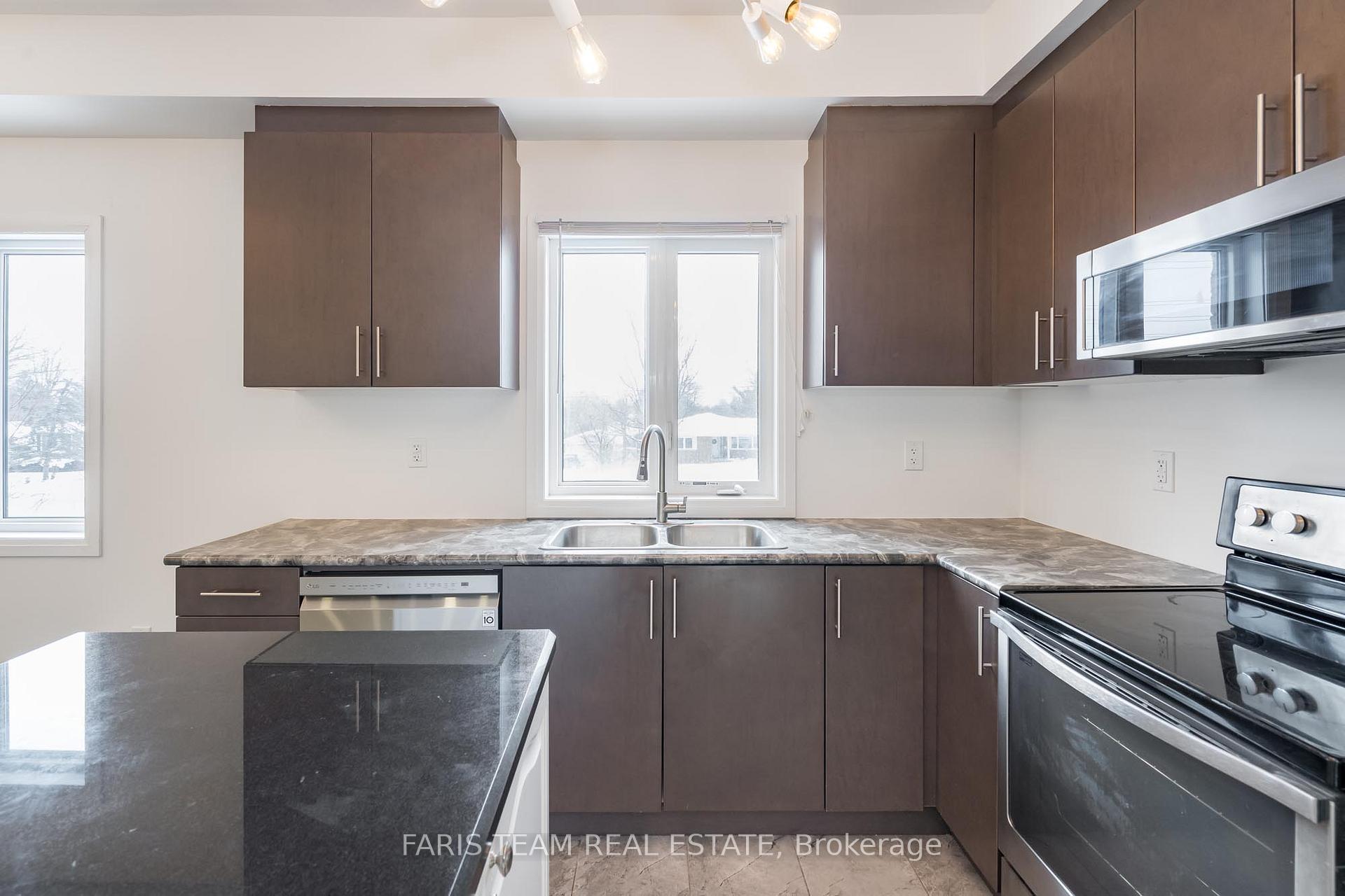 Photo 3 of 23 Bedford Estates Crescent, Barrie, Bayshore — HOMEH