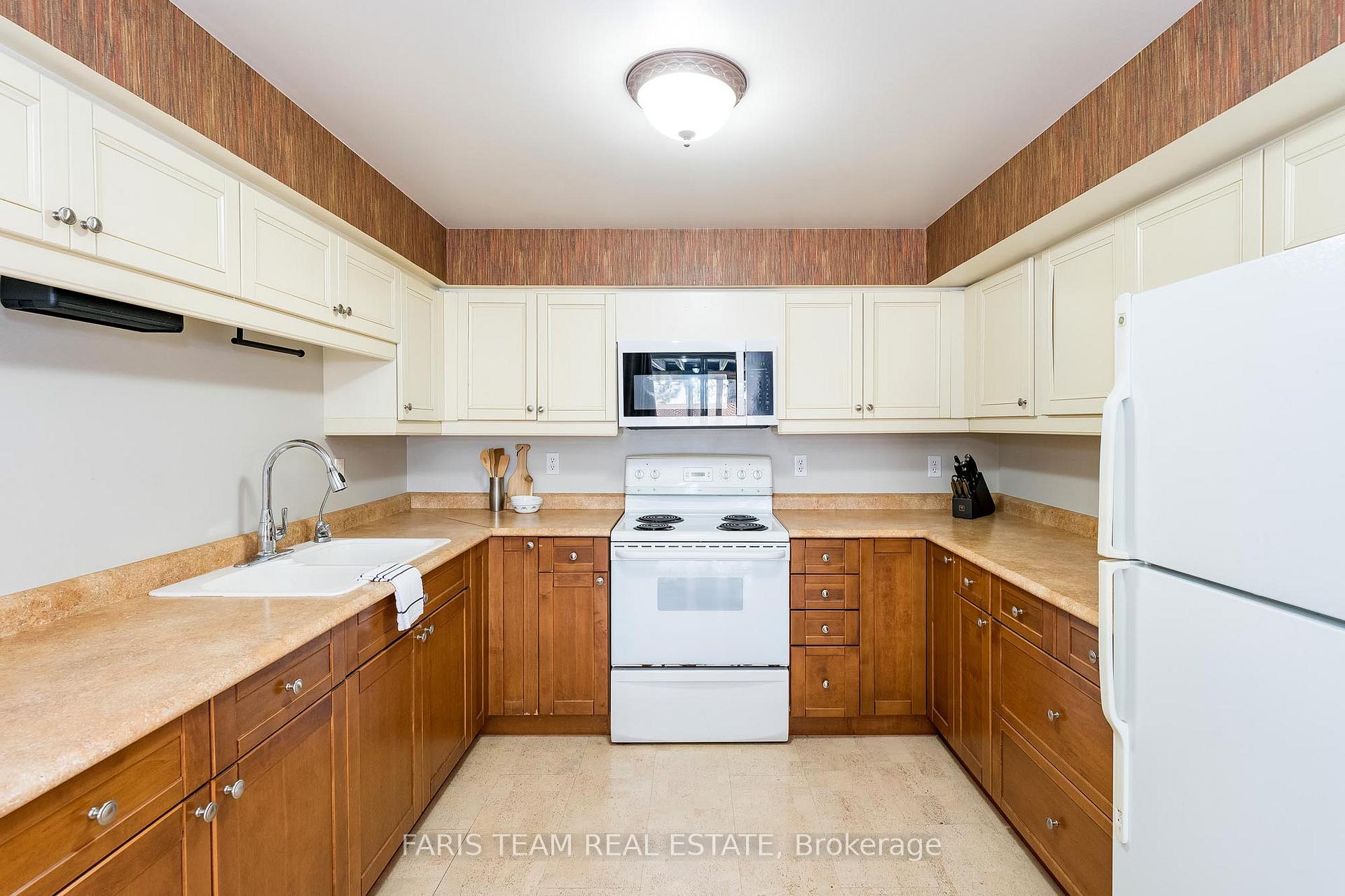 Photo 9 of 69 Finlay Road, Barrie, West Bayfield — HOMEH