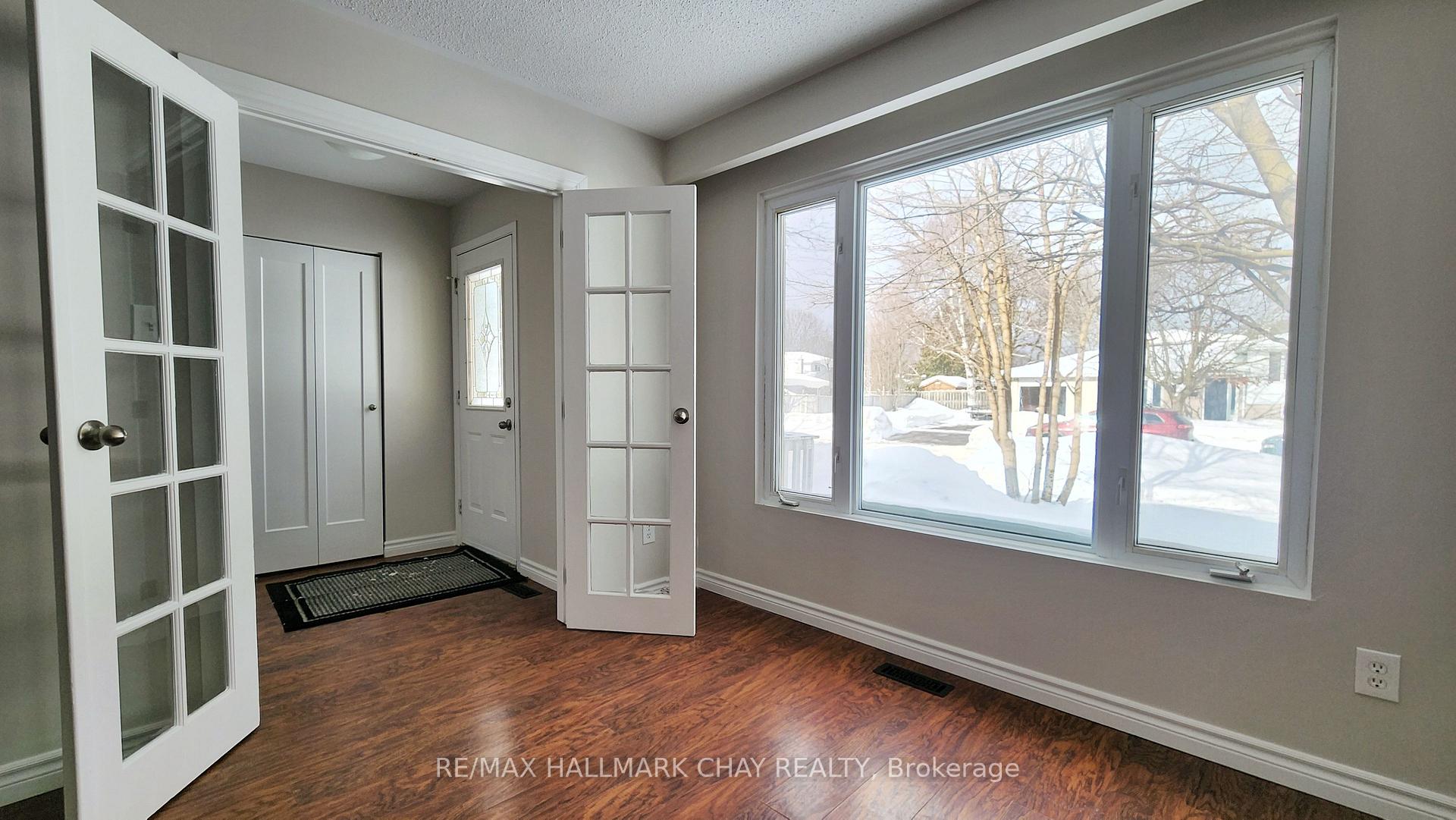 Photo 2 of 23B College Crescent, Barrie, Grove East — HOMEH