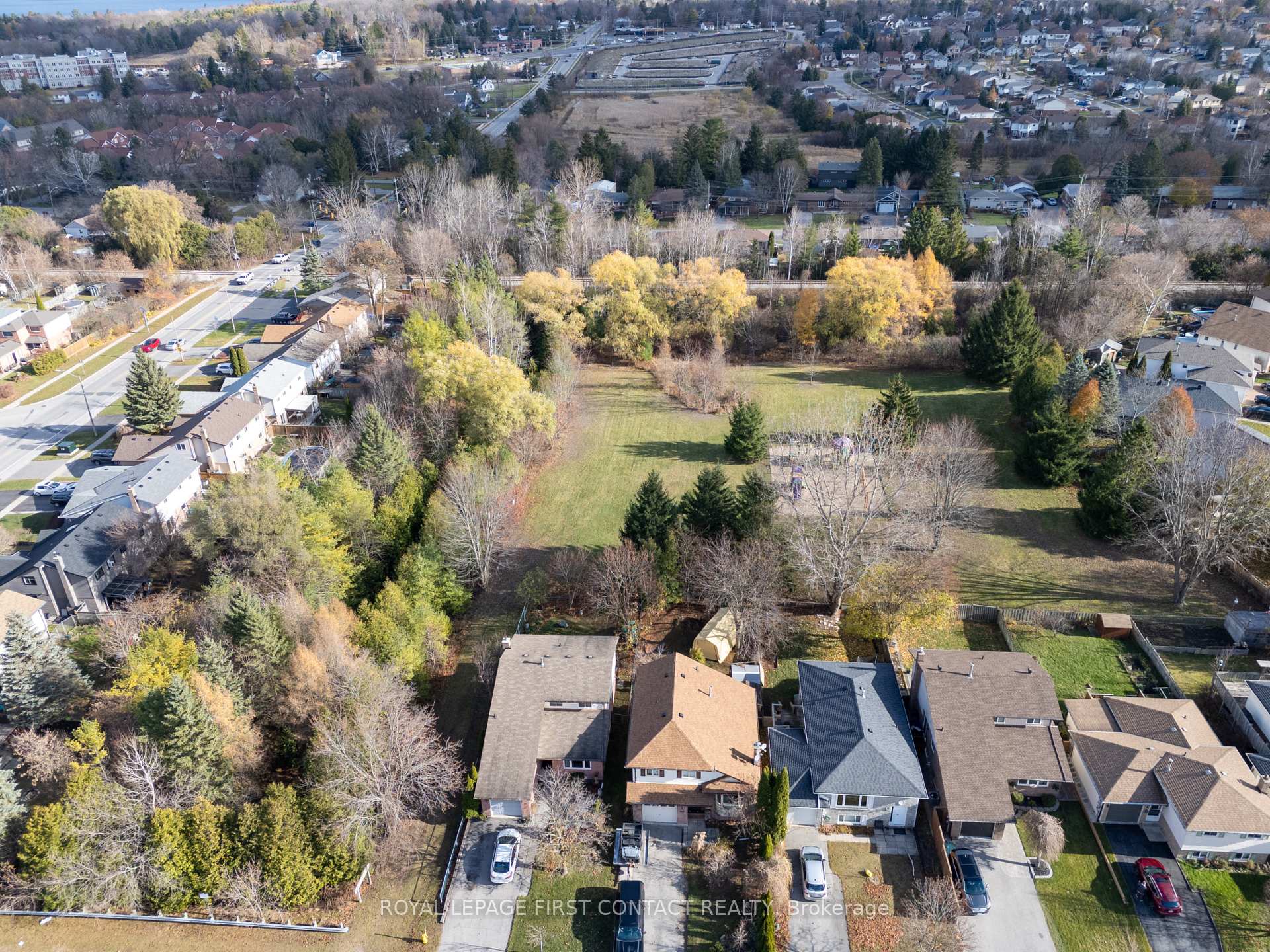 Photo 2 of 17 Mcconkey Place, Barrie, Allandale Heights — HOMEH