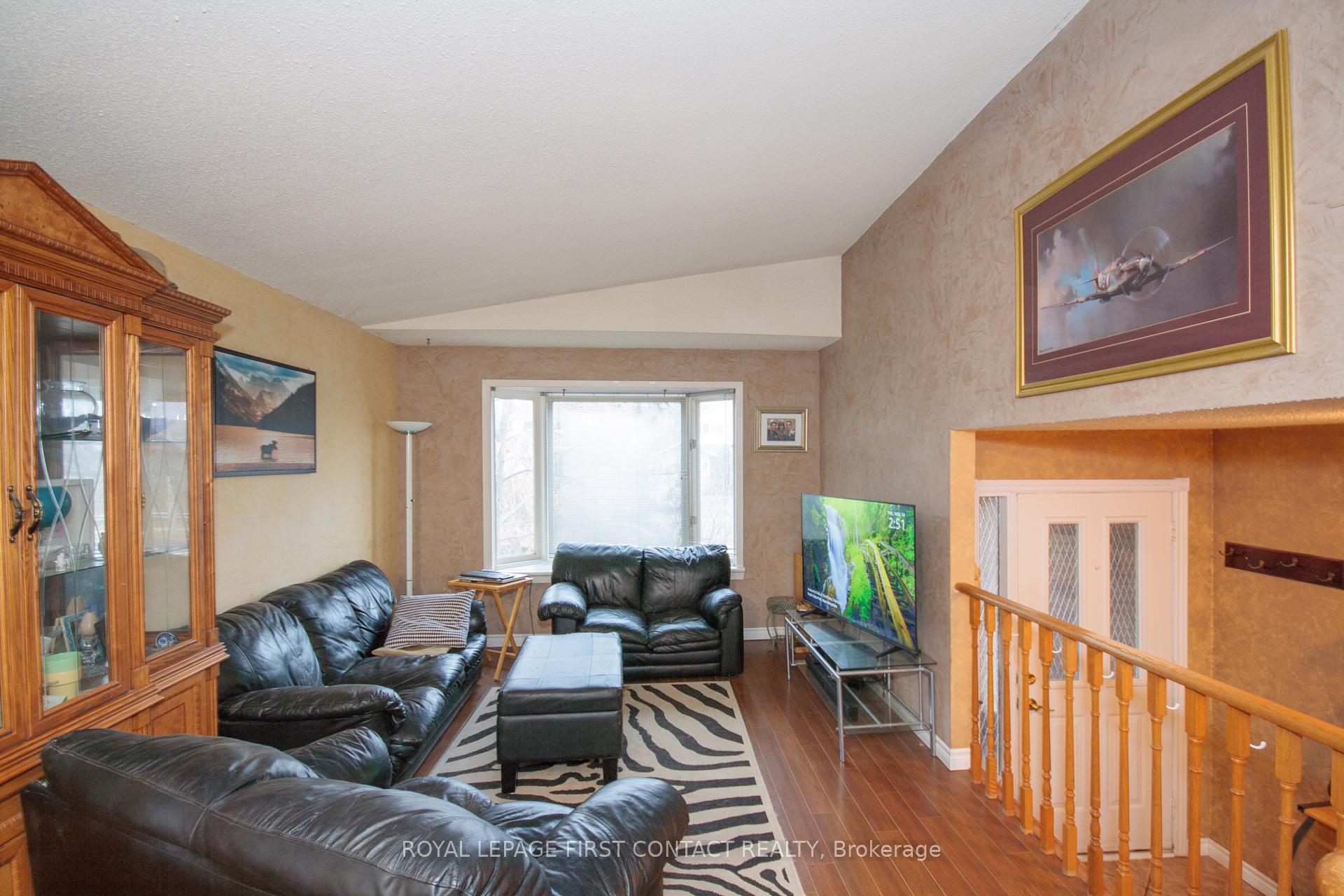 Photo 5 of 17 Mcconkey Place, Barrie, Allandale Heights — HOMEH
