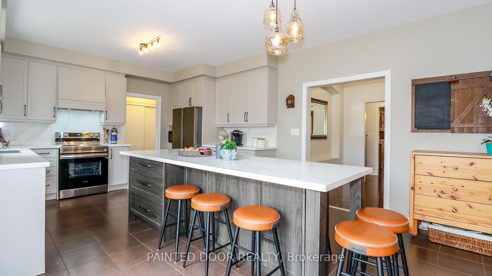 Photo 10 of 5 Regina Road, Barrie, Innis-Shore — HOMEH
