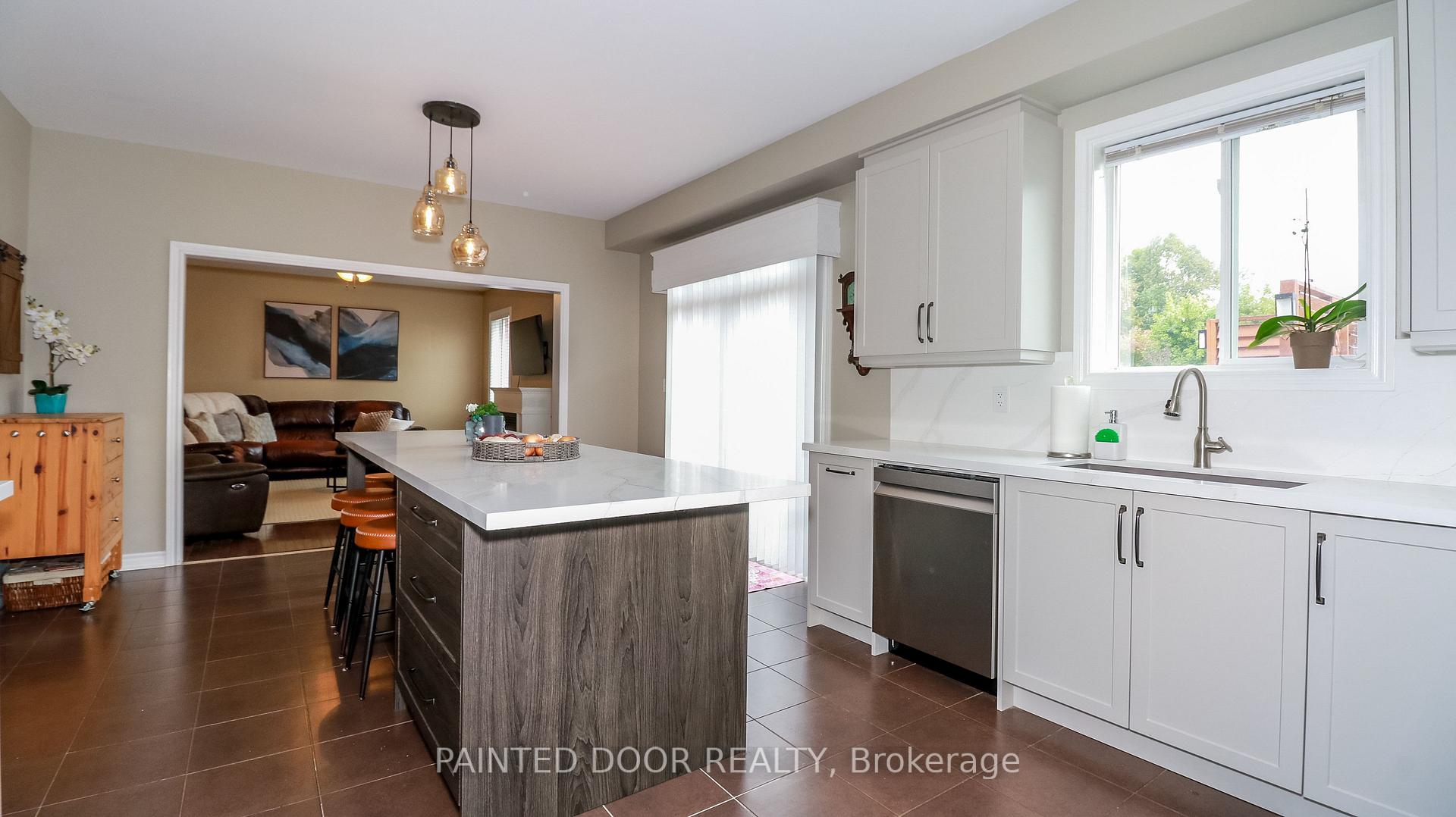 Photo 11 of 5 Regina Road, Barrie, Innis-Shore — HOMEH