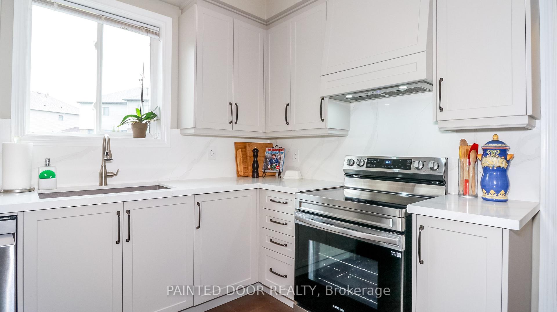 Photo 12 of 5 Regina Road, Barrie, Innis-Shore — HOMEH