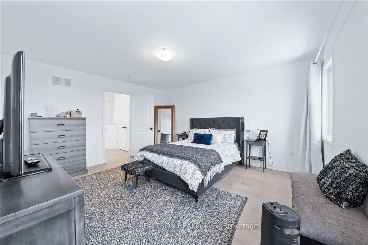 Photo 23 of 38 Fairlane Avenue, Barrie, Painswick South — HOMEH