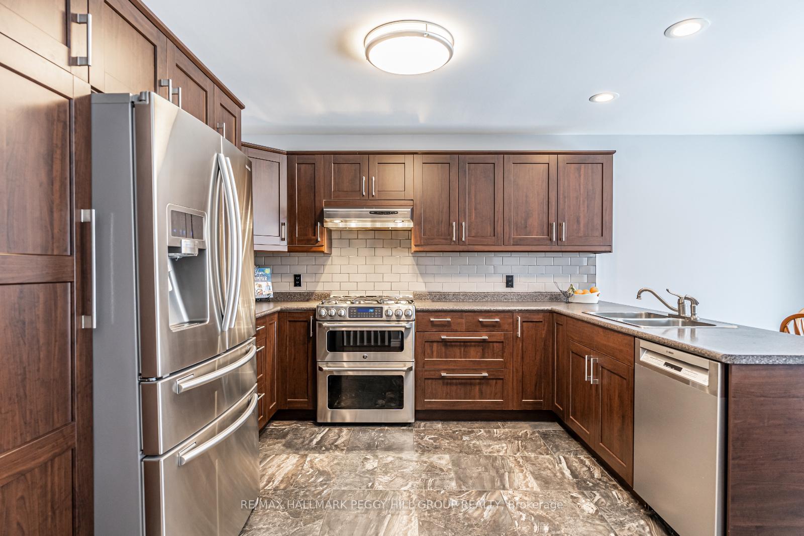 Photo 4 of 36 Osprey Ridge Road, Barrie, Little Lake — HOMEH