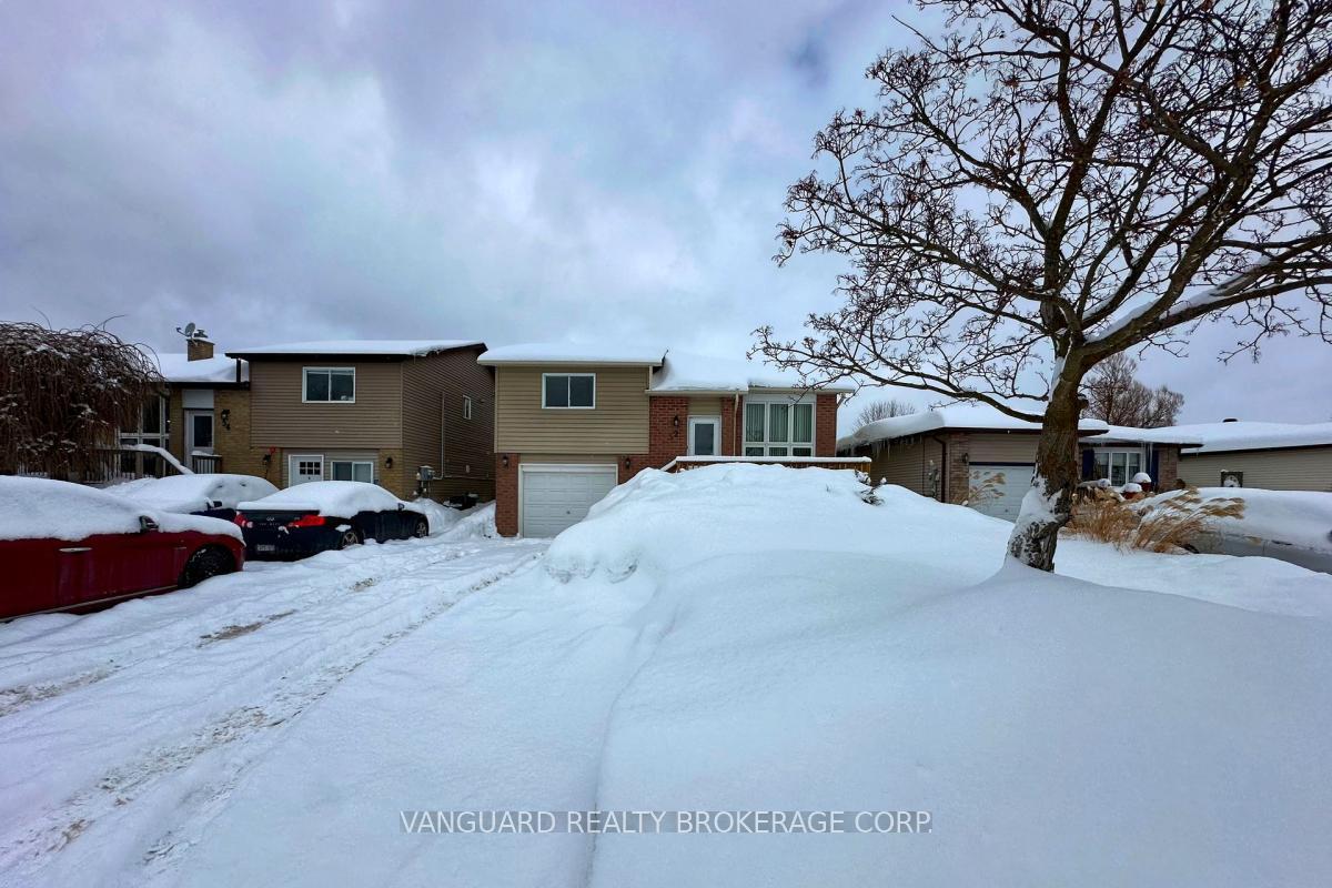 Photo 2 of 52 Hickling Trail, Barrie, Grove East — HOMEH