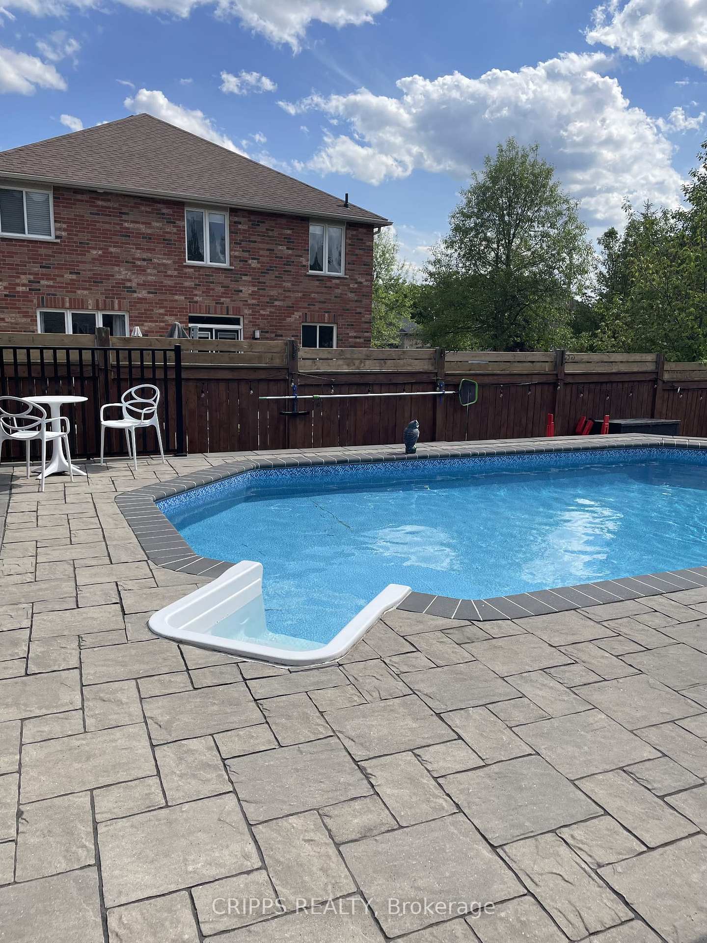 Photo 4 of 2 Spencer Drive, Barrie, Innis-Shore — HOMEH