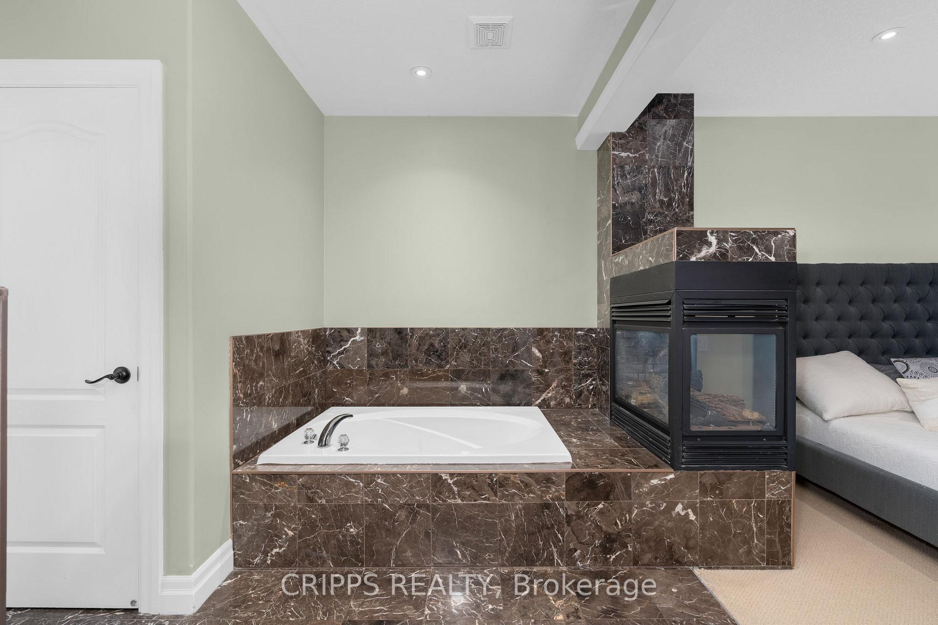 Photo 28 of 2 Spencer Drive, Barrie, Innis-Shore — HOMEH