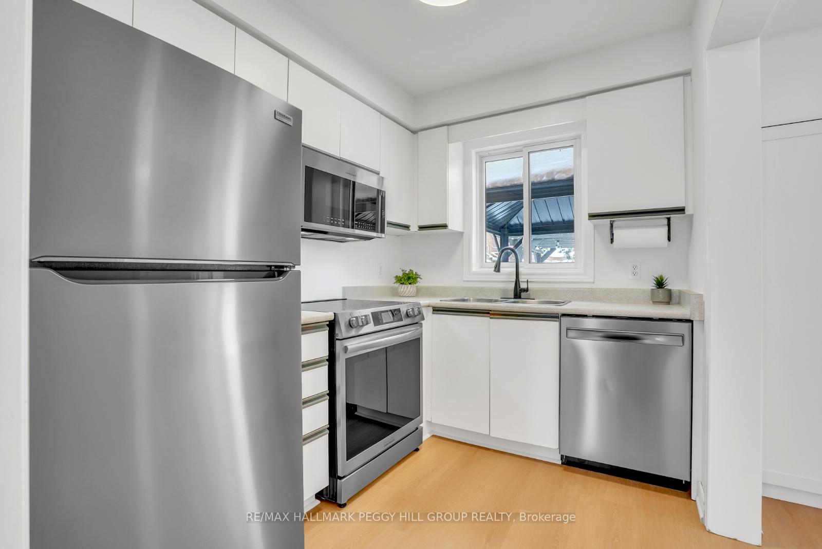 Photo 2 of 8 Laidlaw Drive, Barrie, West Bayfield — HOMEH