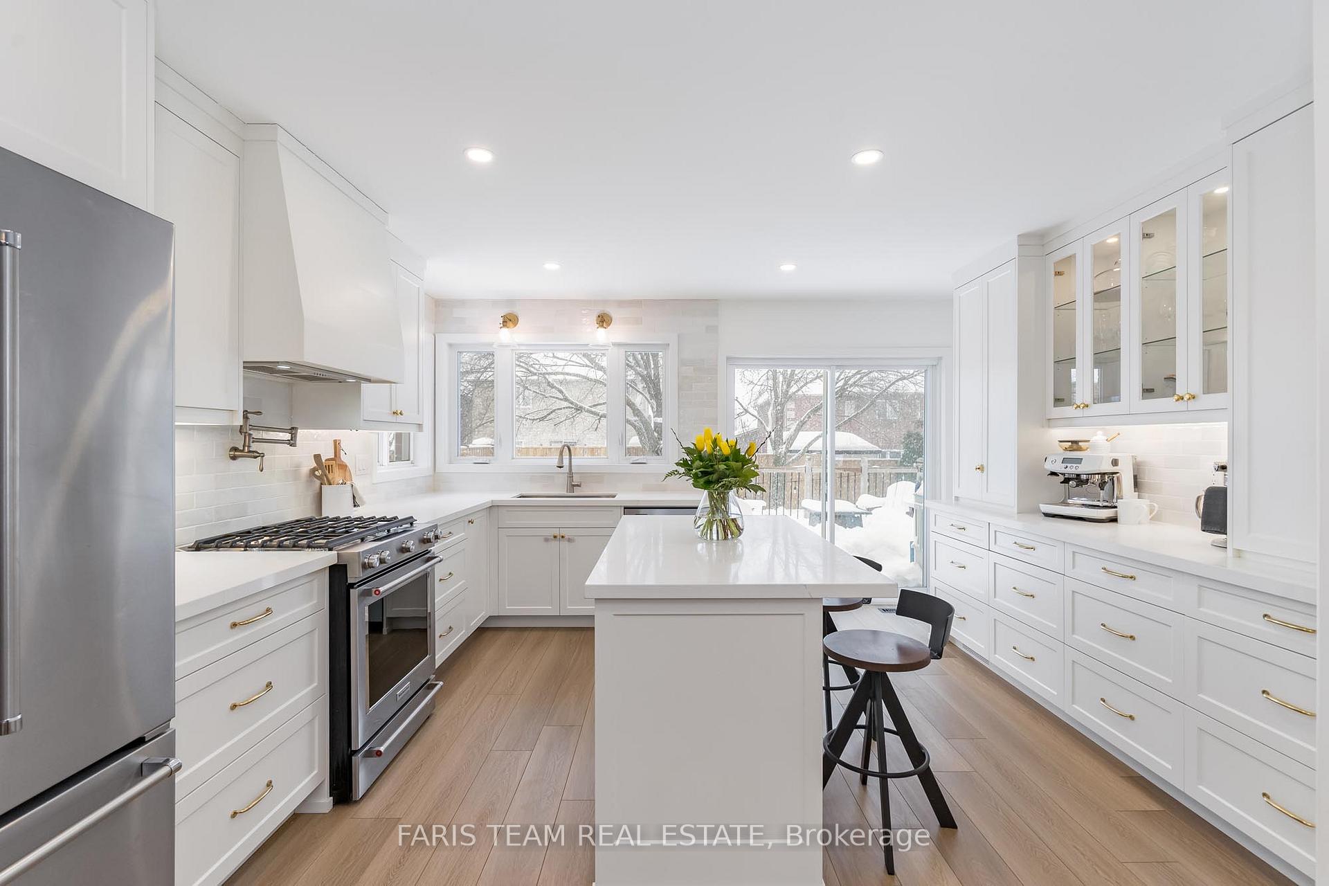 Photo 3 of 126 Sandringham Drive, Barrie, Innis-Shore — HOMEH