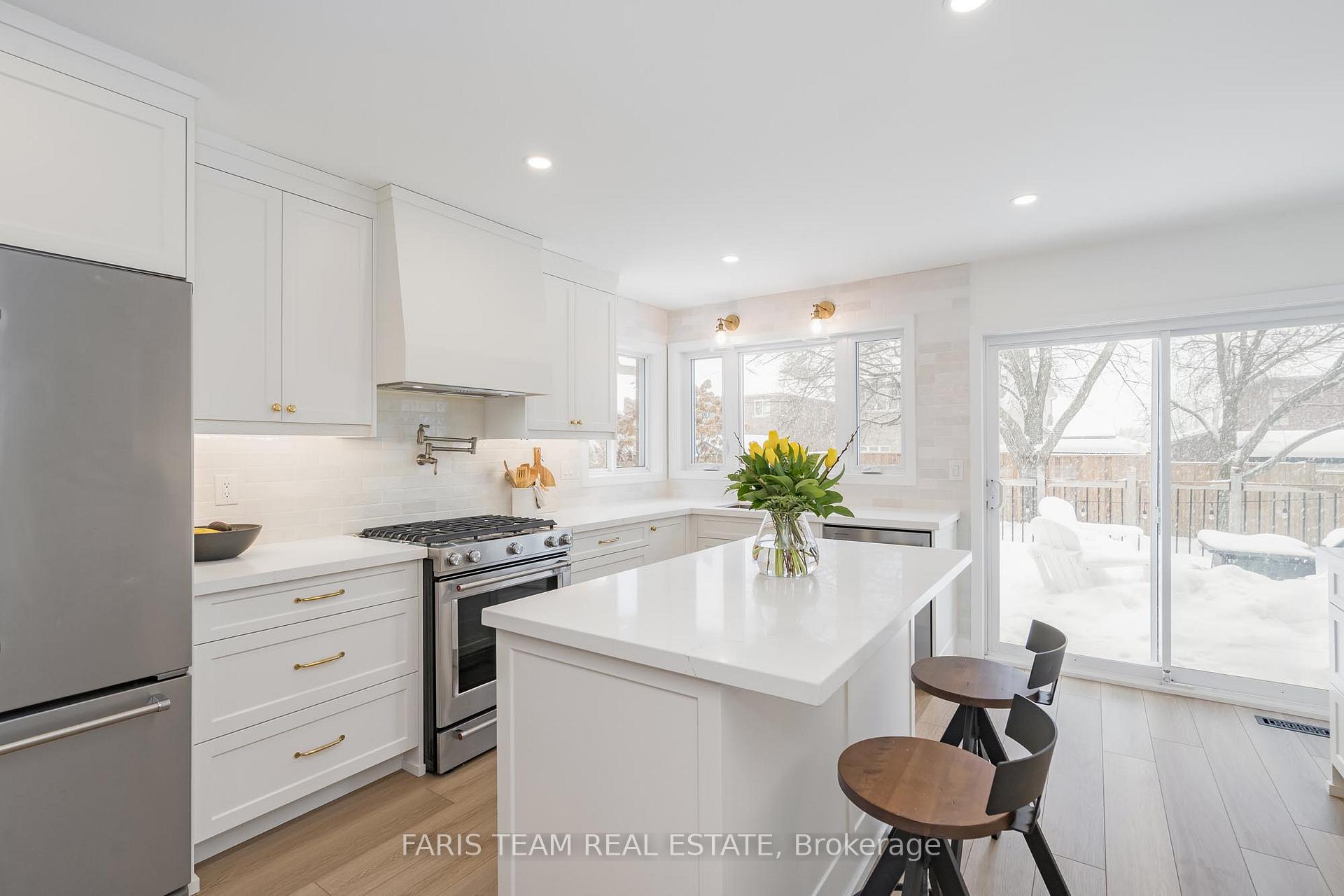 Photo 4 of 126 Sandringham Drive, Barrie, Innis-Shore — HOMEH