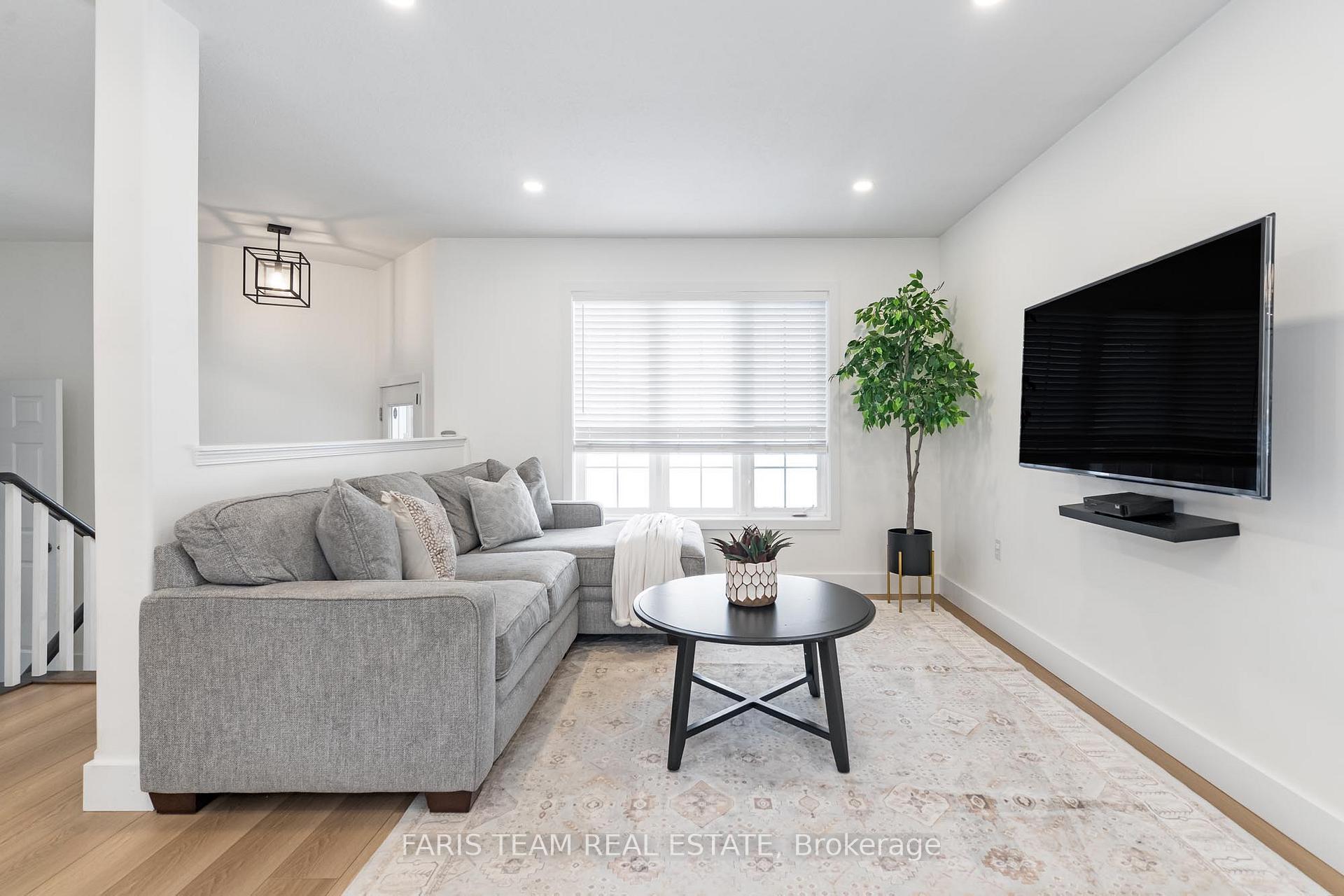 Photo 8 of 126 Sandringham Drive, Barrie, Innis-Shore — HOMEH