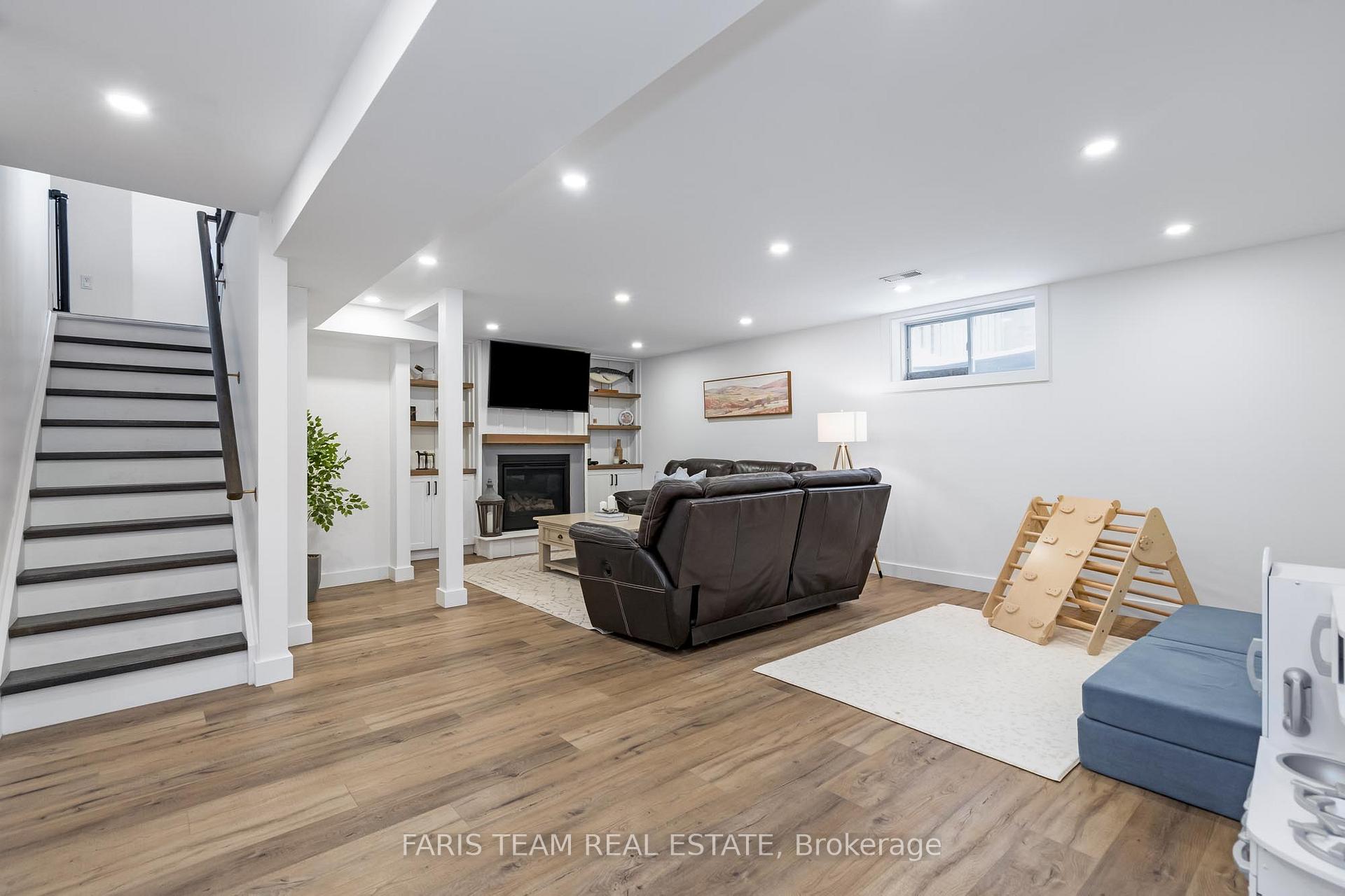 Photo 15 of 126 Sandringham Drive, Barrie, Innis-Shore — HOMEH