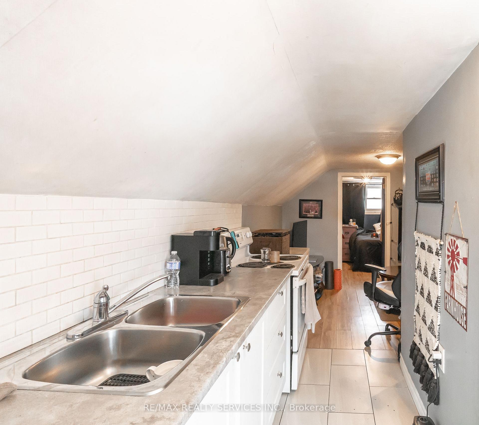 Photo 11 of 86 Maple Street, St. Catharines, Downtown — HOMEH
