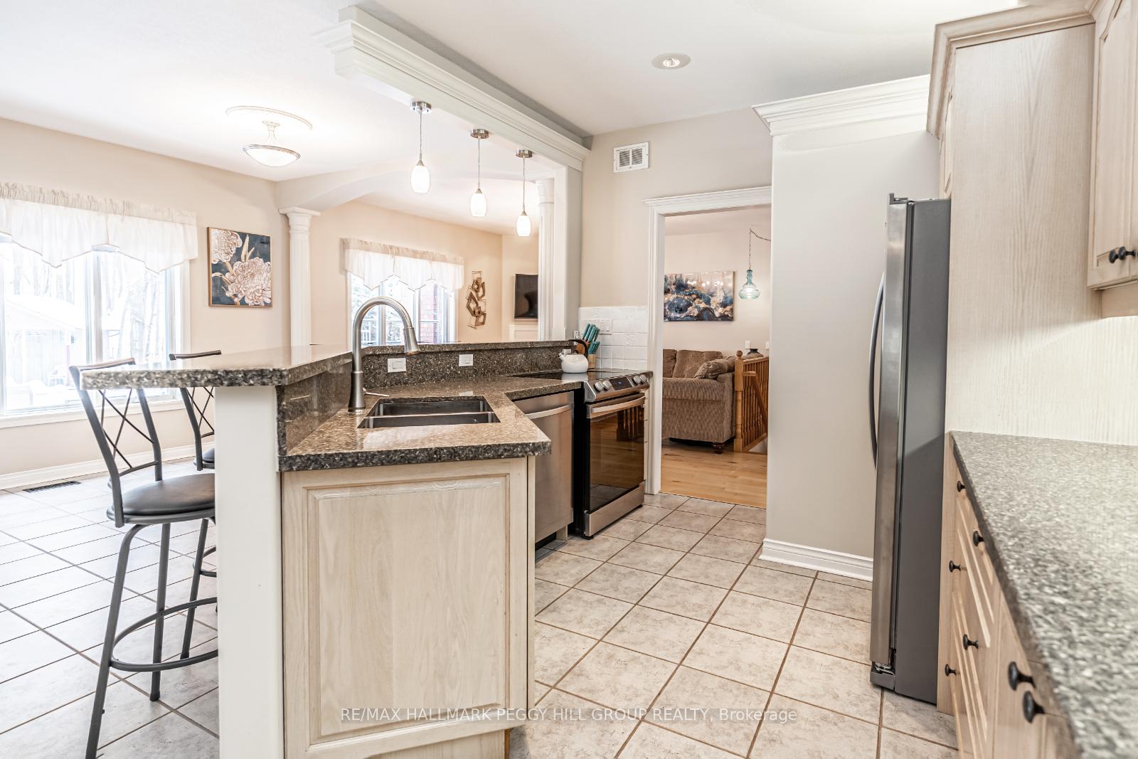 Photo 4 of 128 Wildwood Trail, Barrie, Ardagh — HOMEH