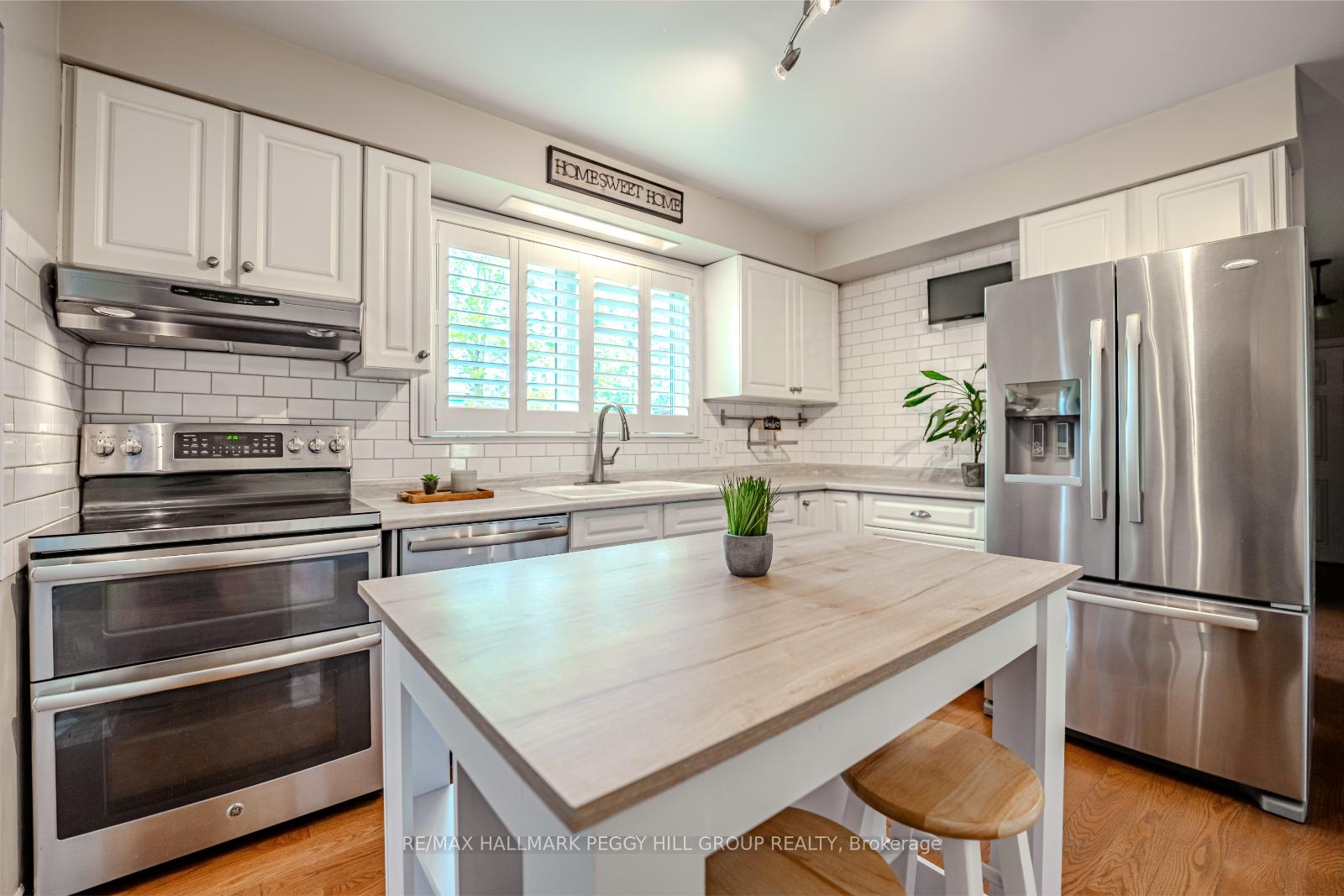 Photo 3 of 42 Ottaway Avenue, Barrie, Wellington — HOMEH