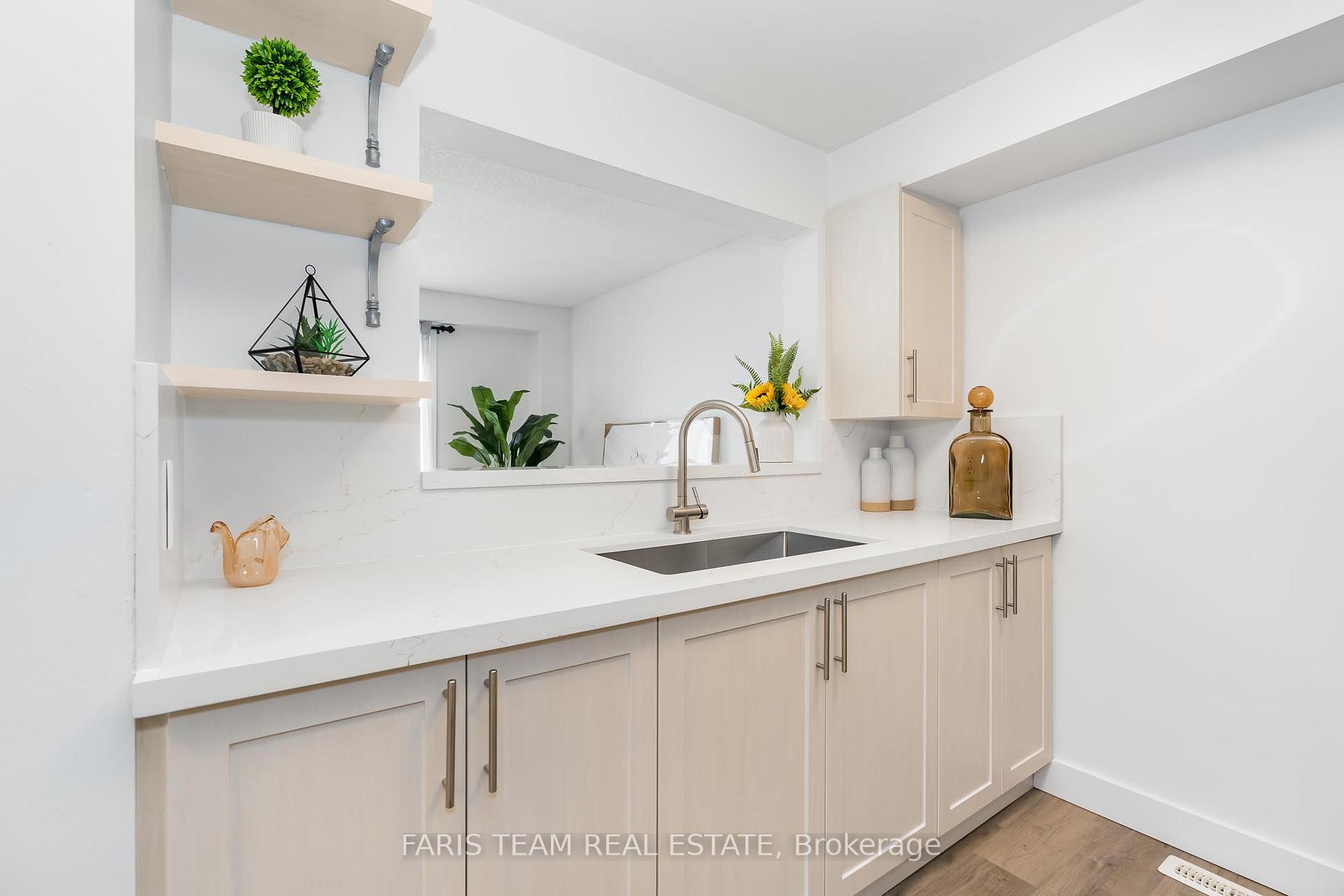 Photo 4 of 111 Nathan Crescent, Barrie, Painswick South — HOMEH