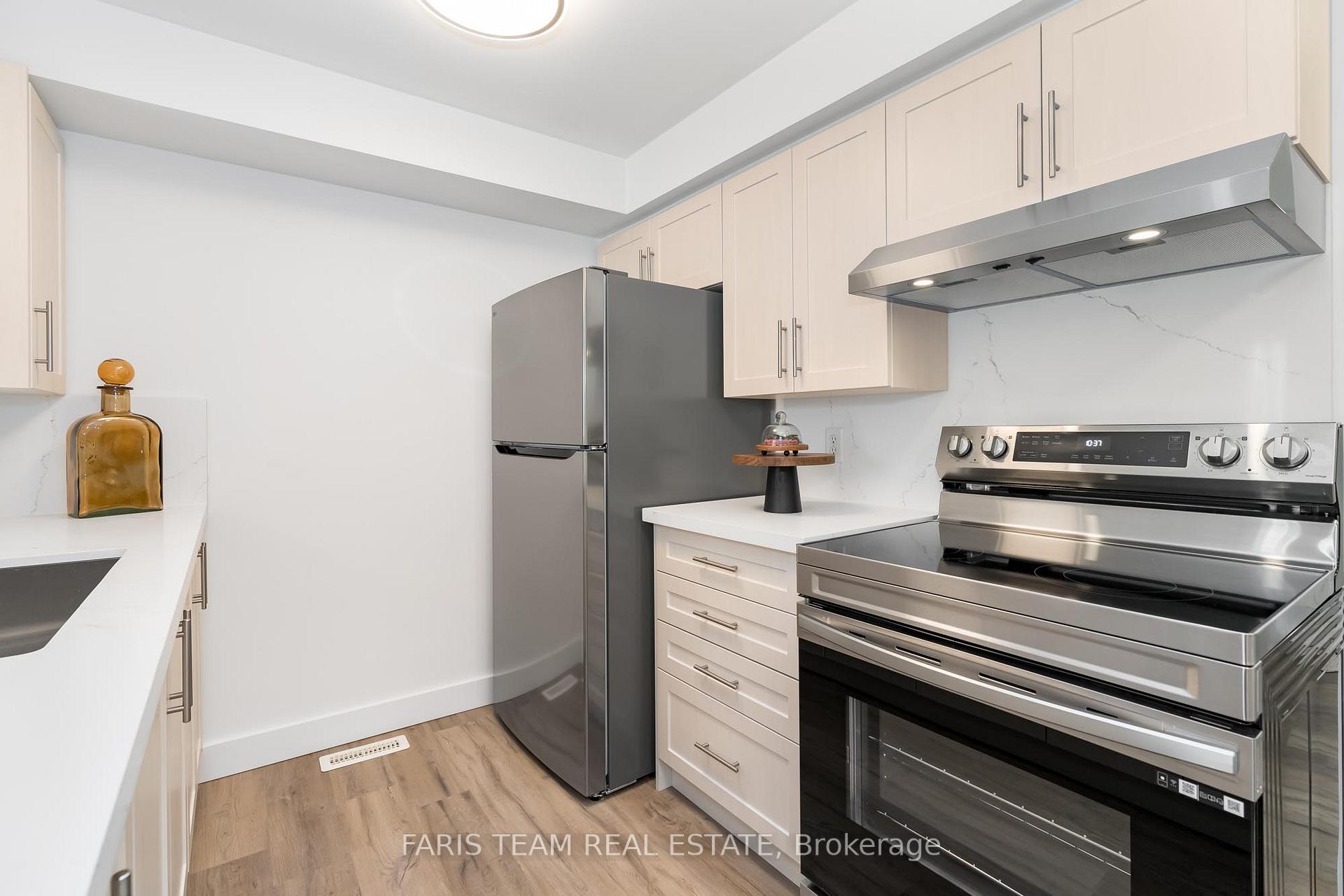 Photo 5 of 111 Nathan Crescent, Barrie, Painswick South — HOMEH