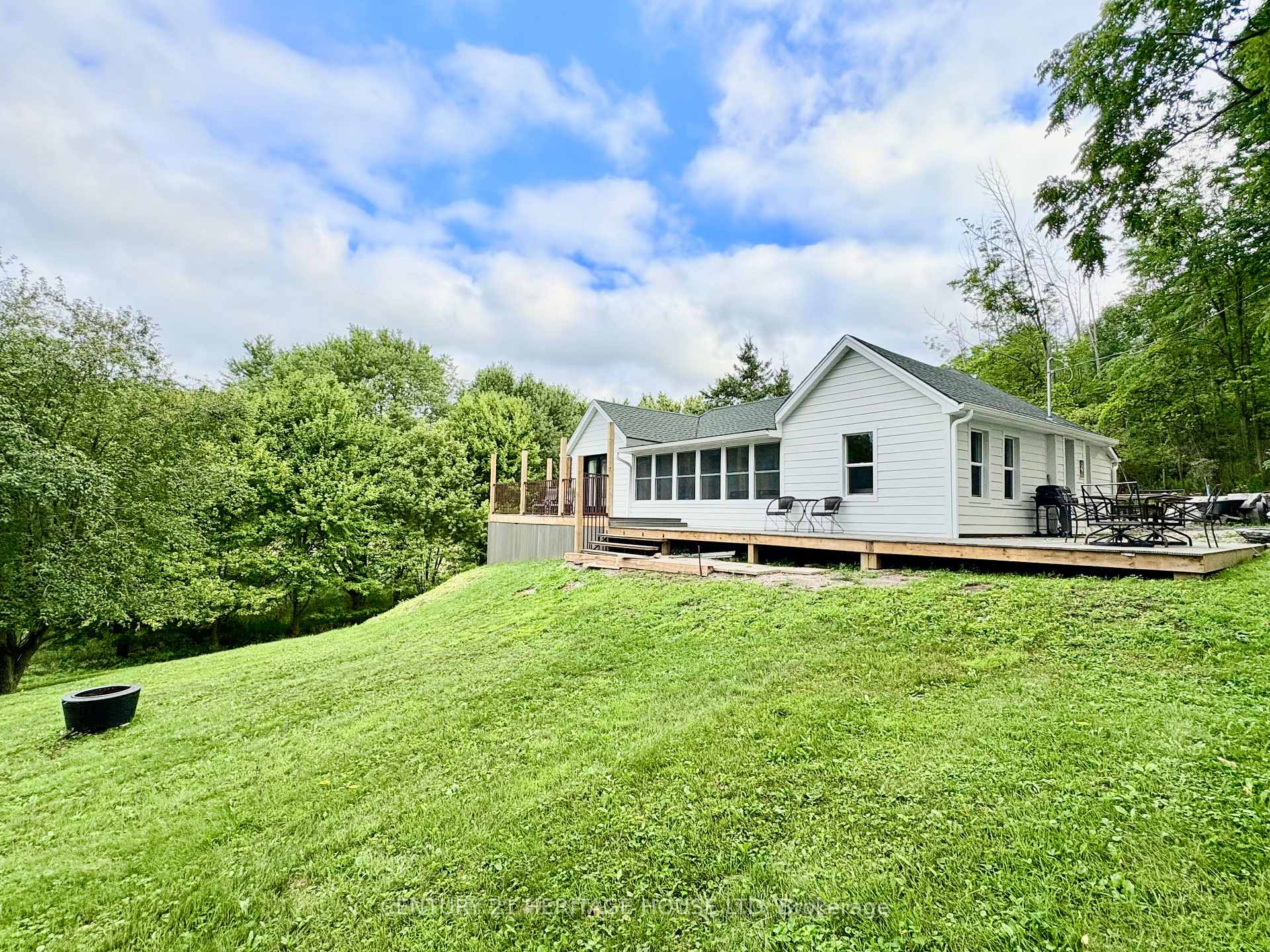 Photo 2 of 3490 Waneeta Drive, Malahide, Rural Malahide — HOMEH