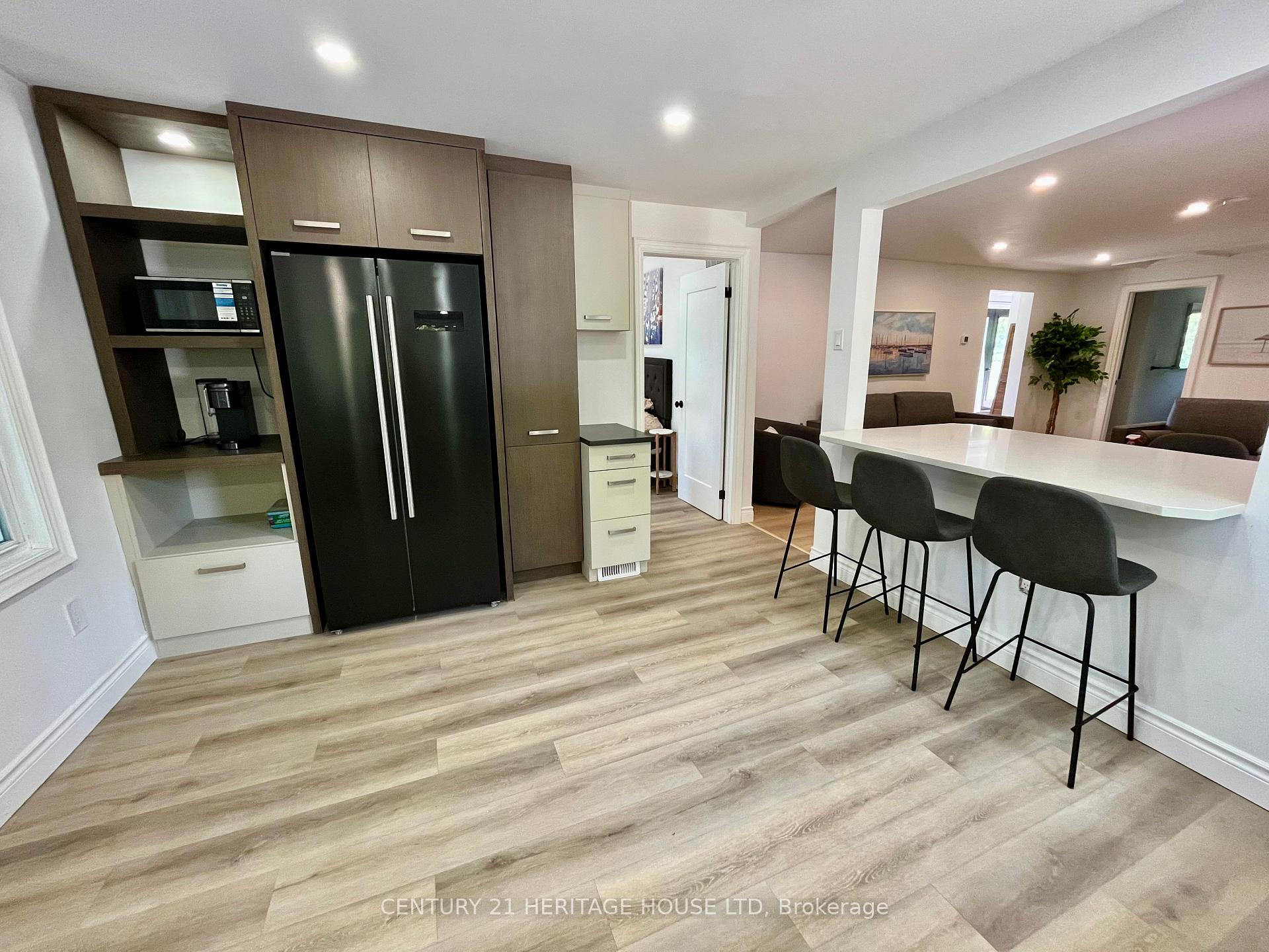 Photo 4 of 3490 Waneeta Drive, Malahide, Rural Malahide — HOMEH