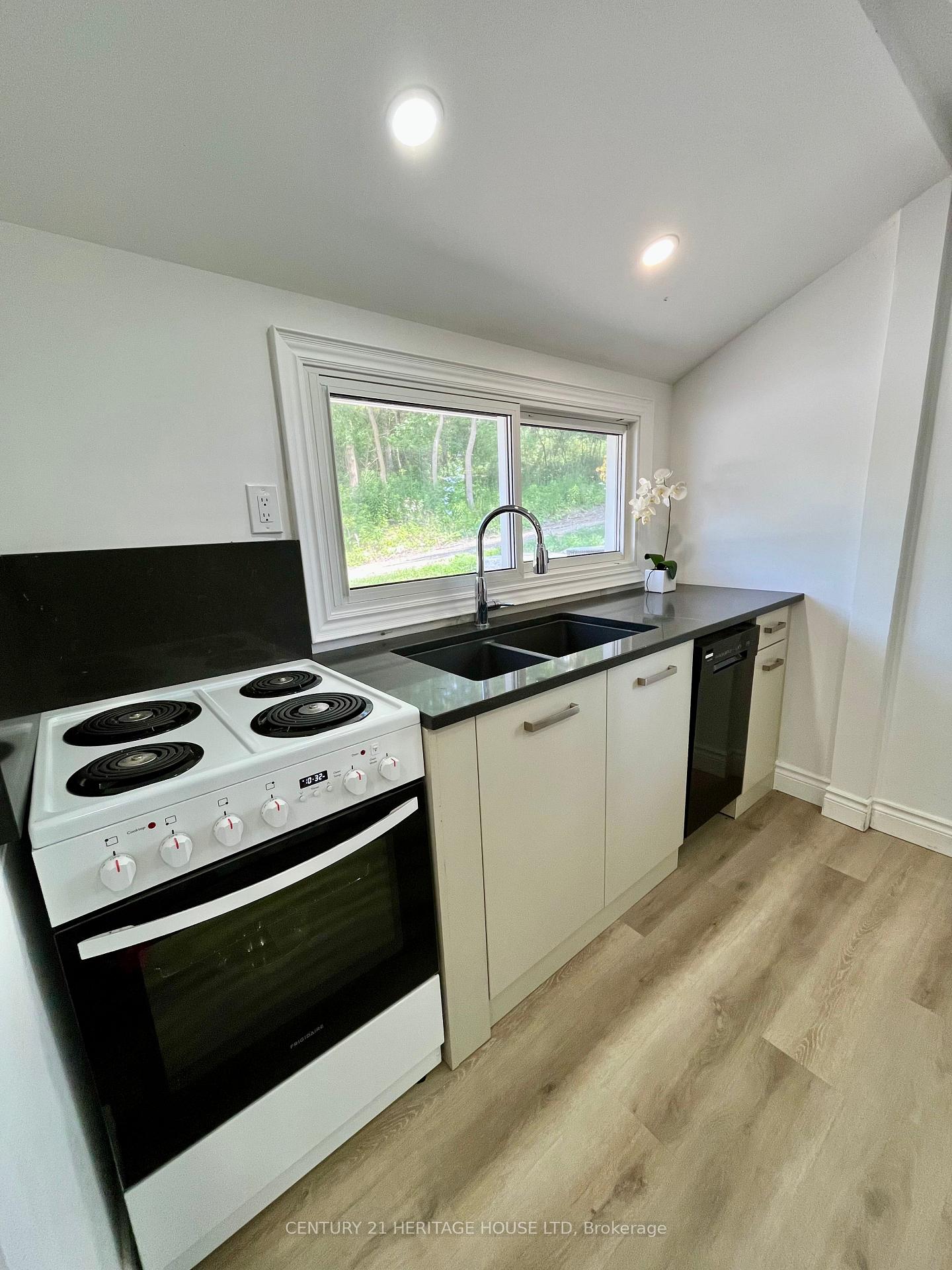 Photo 8 of 3490 Waneeta Drive, Malahide, Rural Malahide — HOMEH