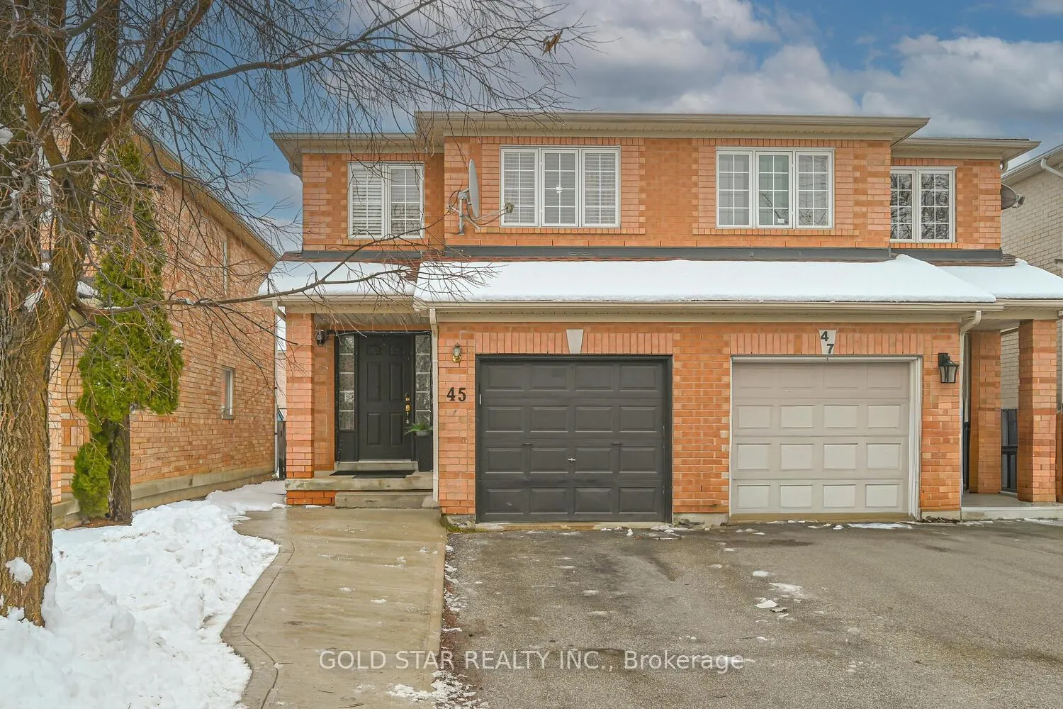 Front of 45 Roadmaster Lane S