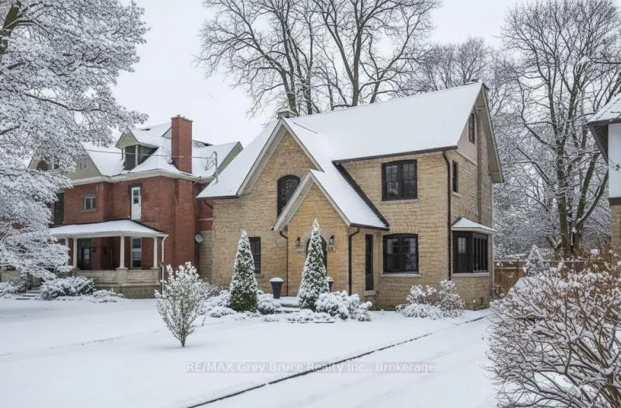 Front of 1075 4th Avenue W