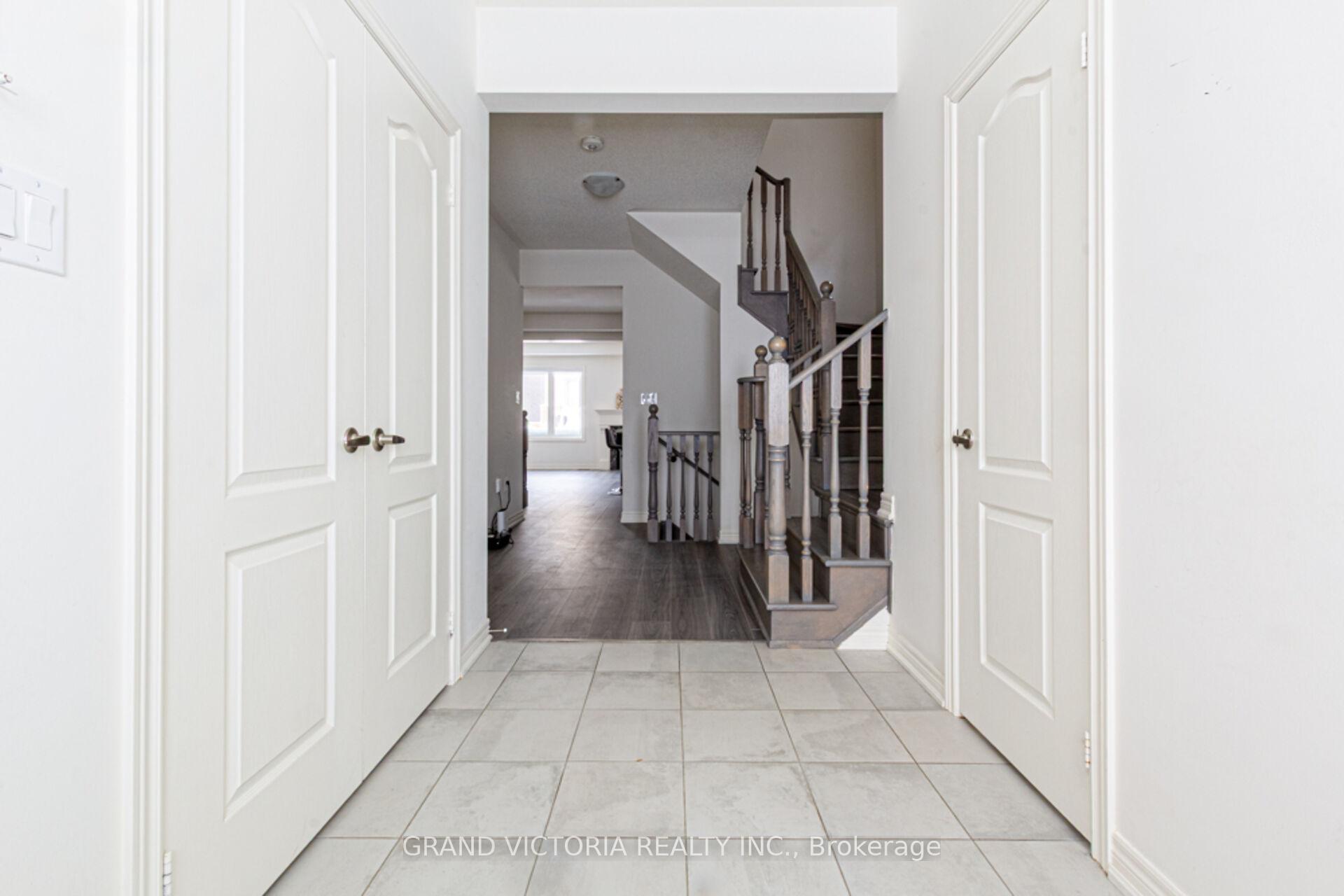 Photo 5 of 35 Mountain Heights Place, Hamilton, Waterdown — HOMEH