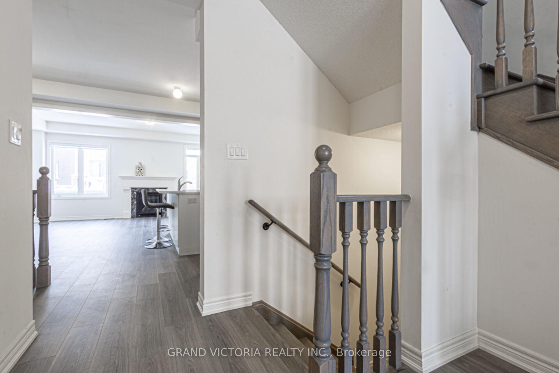 Photo 7 of 35 Mountain Heights Place, Hamilton, Waterdown — HOMEH