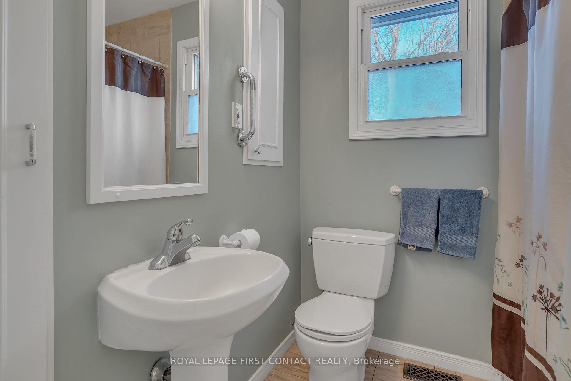 Photo 15 of 8 Agnes Street, Barrie, City Centre — HOMEH