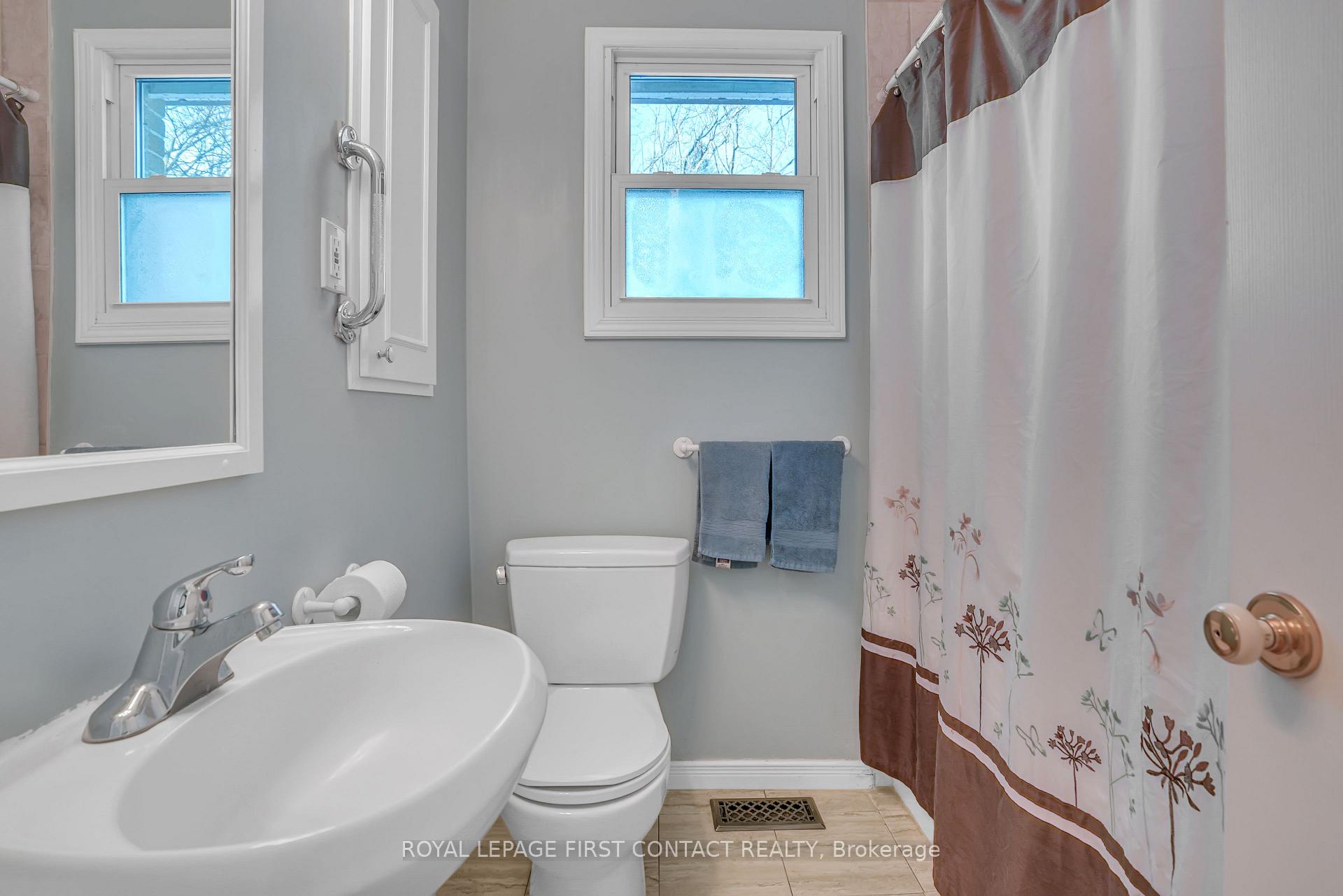 Photo 16 of 8 Agnes Street, Barrie, City Centre — HOMEH