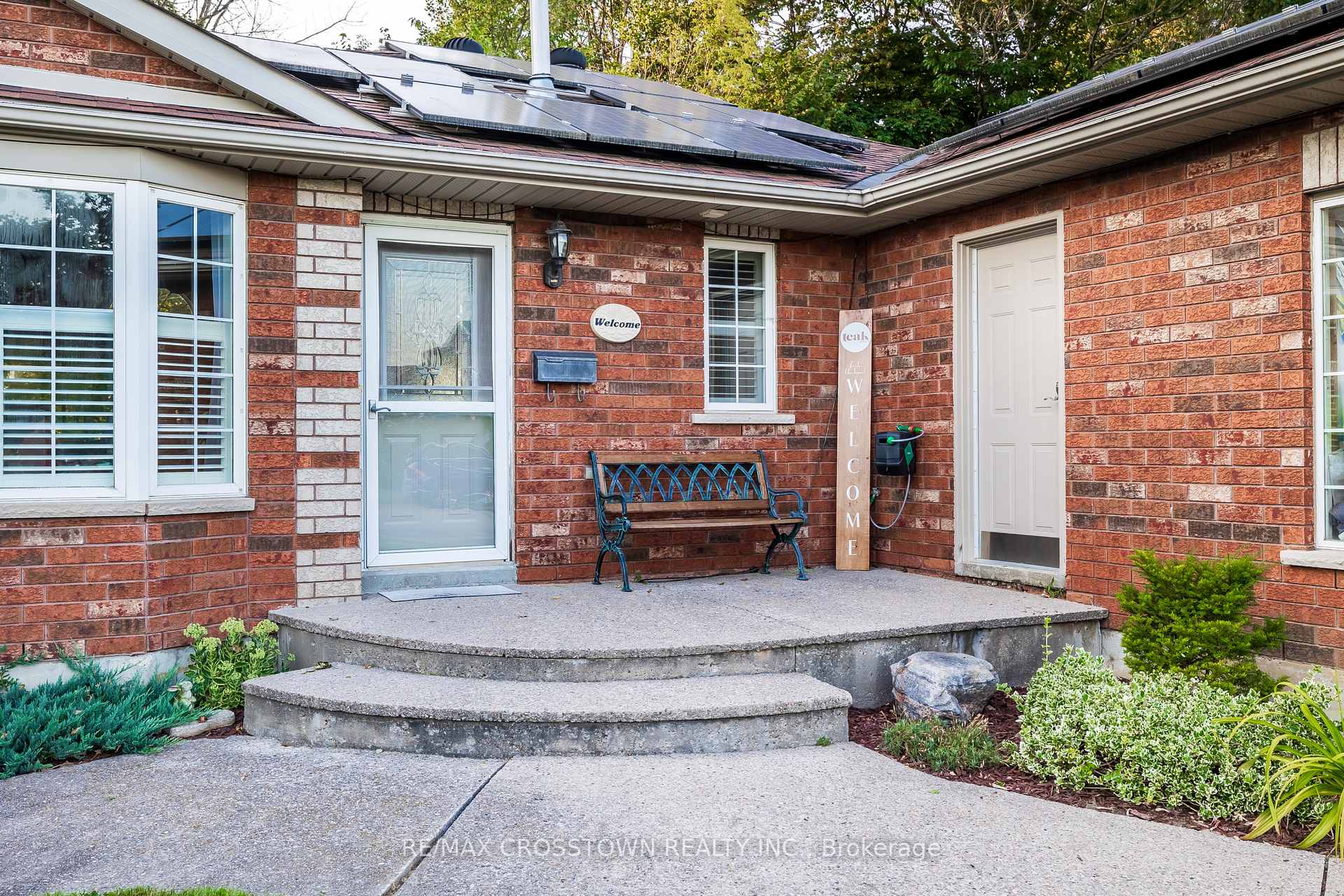 Photo 2 of 38 Crompton Drive, Barrie, Little Lake — HOMEH