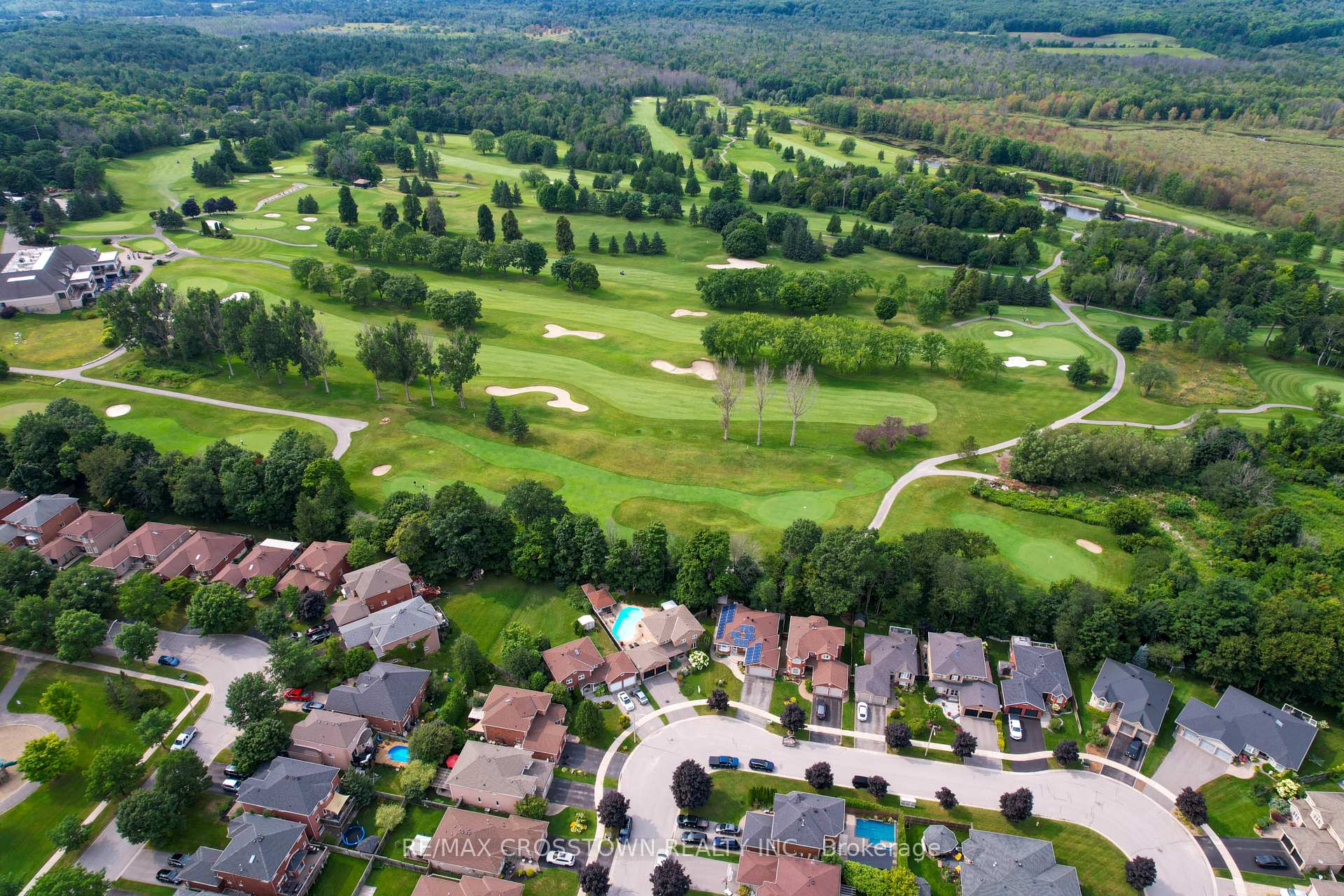 Photo 4 of 38 Crompton Drive, Barrie, Little Lake — HOMEH