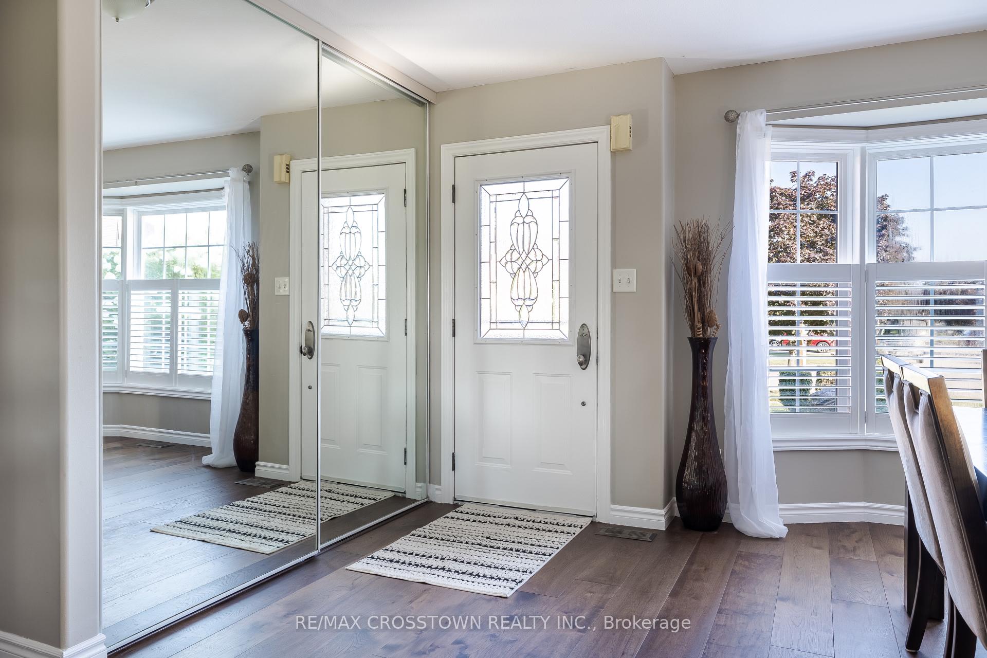 Photo 5 of 38 Crompton Drive, Barrie, Little Lake — HOMEH