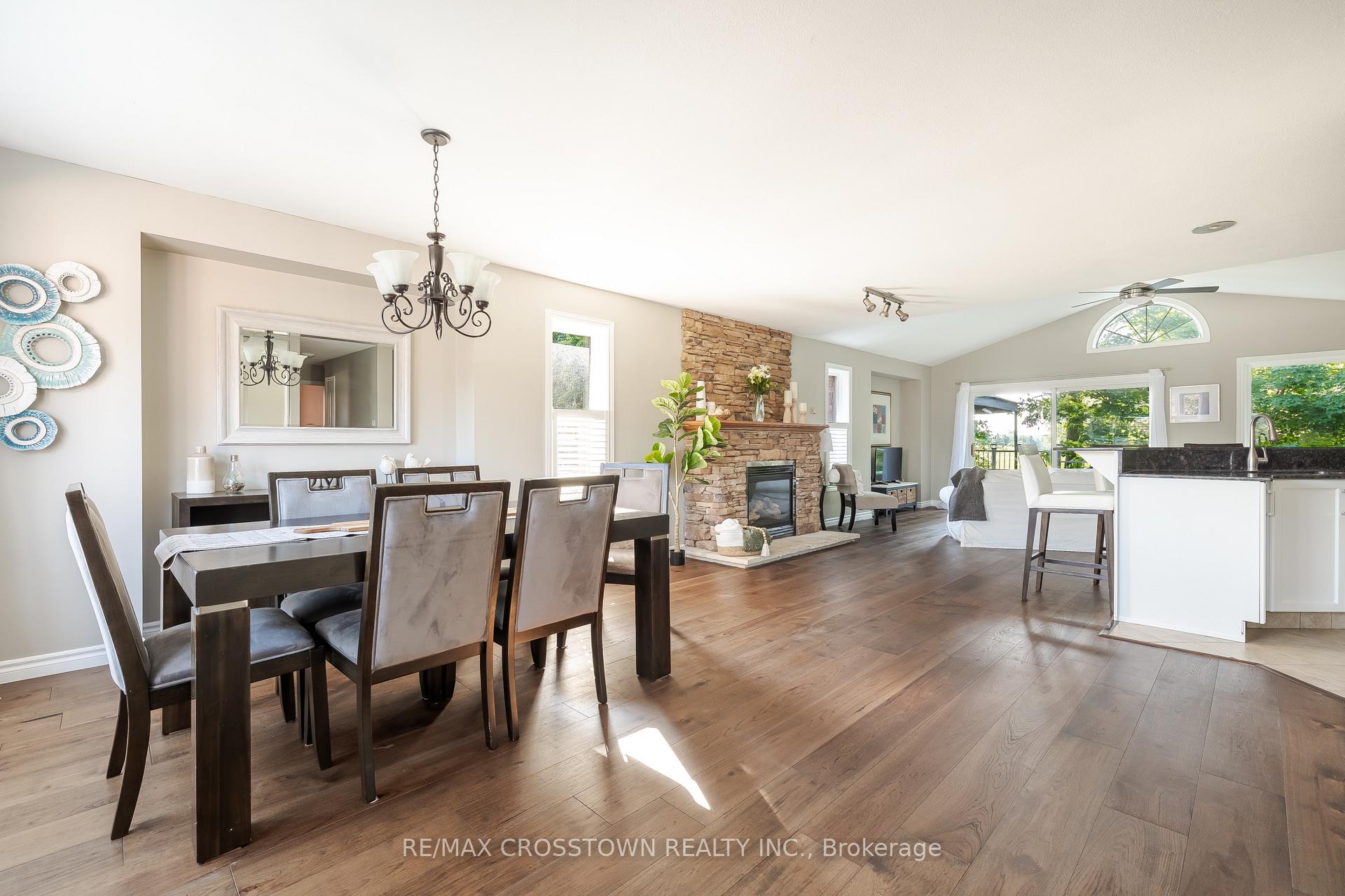 Photo 6 of 38 Crompton Drive, Barrie, Little Lake — HOMEH