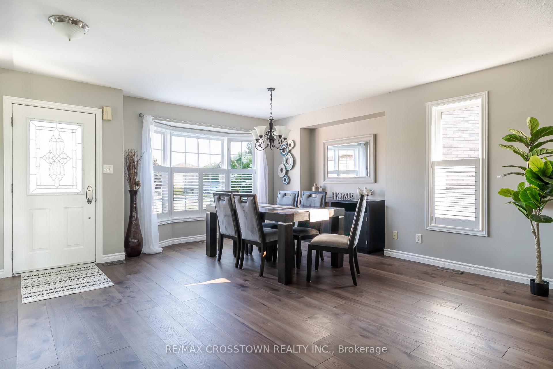 Photo 7 of 38 Crompton Drive, Barrie, Little Lake — HOMEH