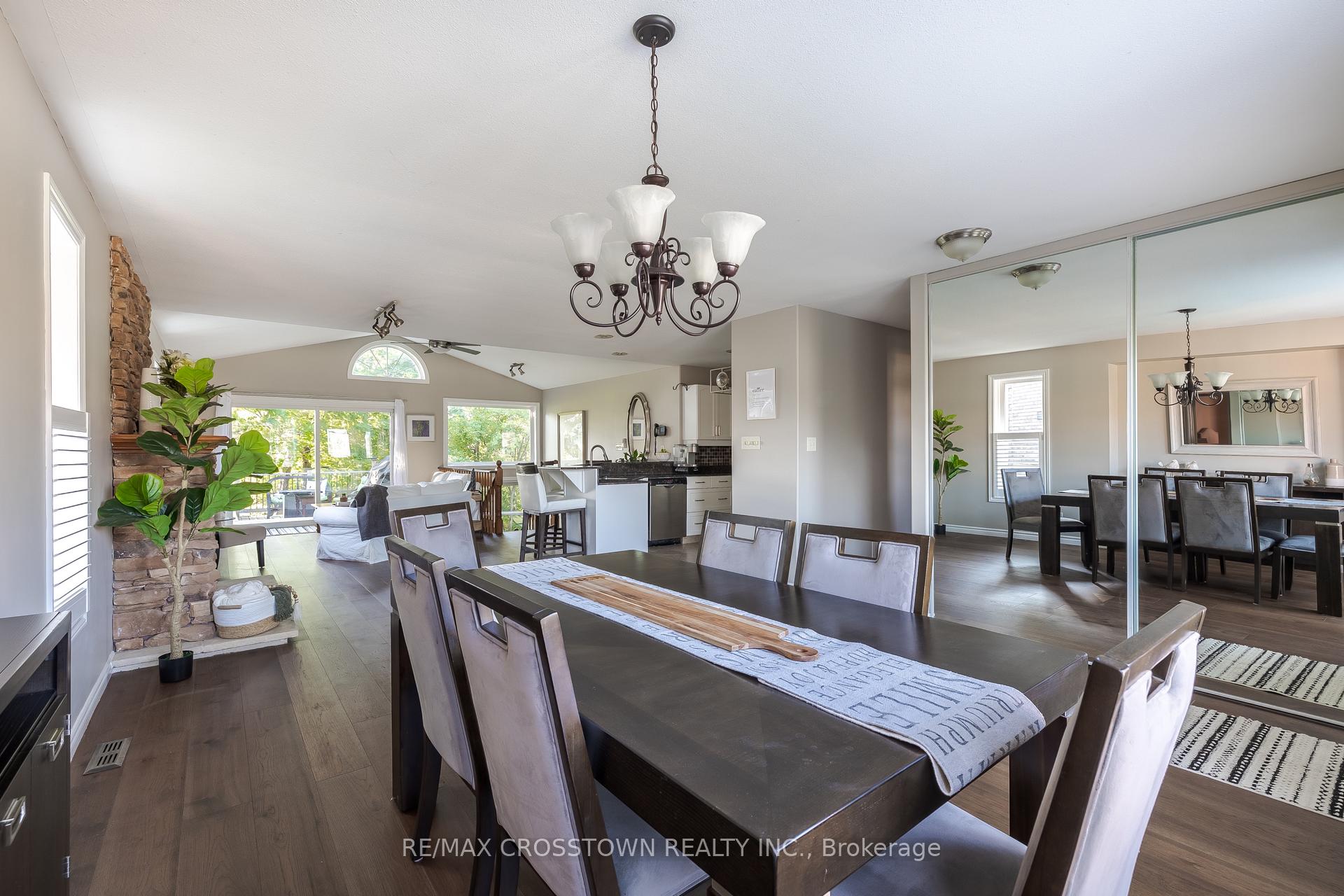 Photo 8 of 38 Crompton Drive, Barrie, Little Lake — HOMEH