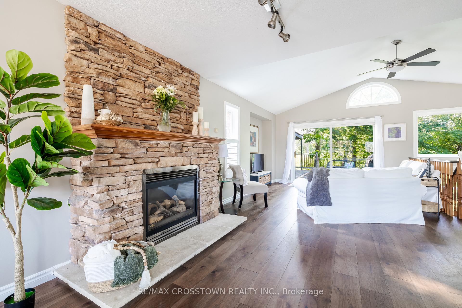 Photo 9 of 38 Crompton Drive, Barrie, Little Lake — HOMEH