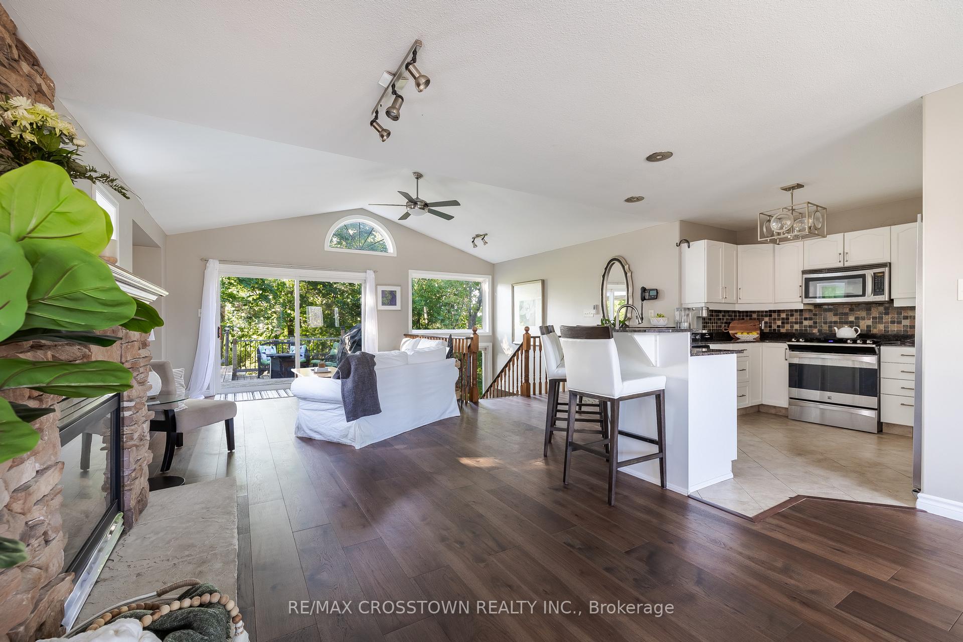 Photo 10 of 38 Crompton Drive, Barrie, Little Lake — HOMEH