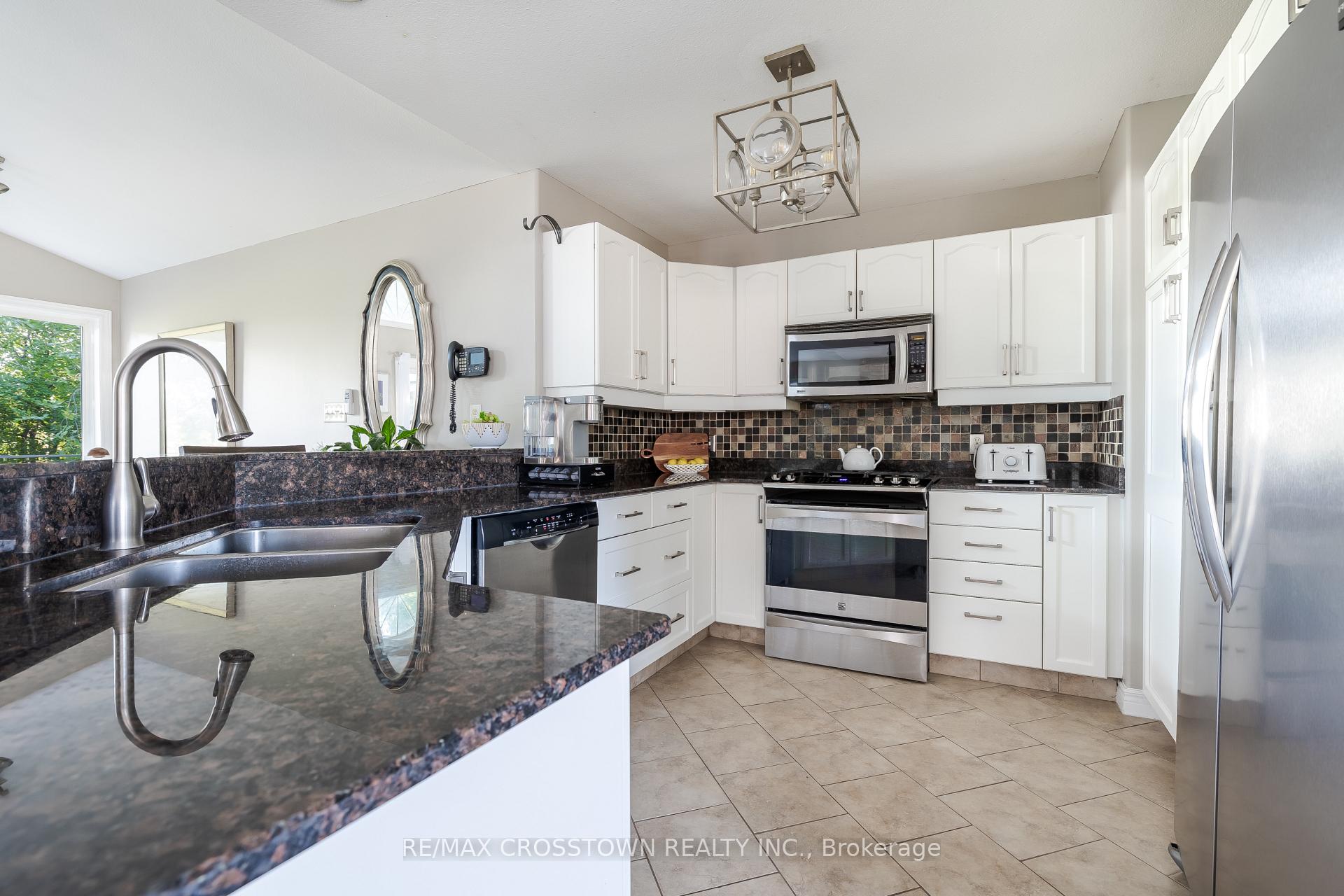 Photo 11 of 38 Crompton Drive, Barrie, Little Lake — HOMEH