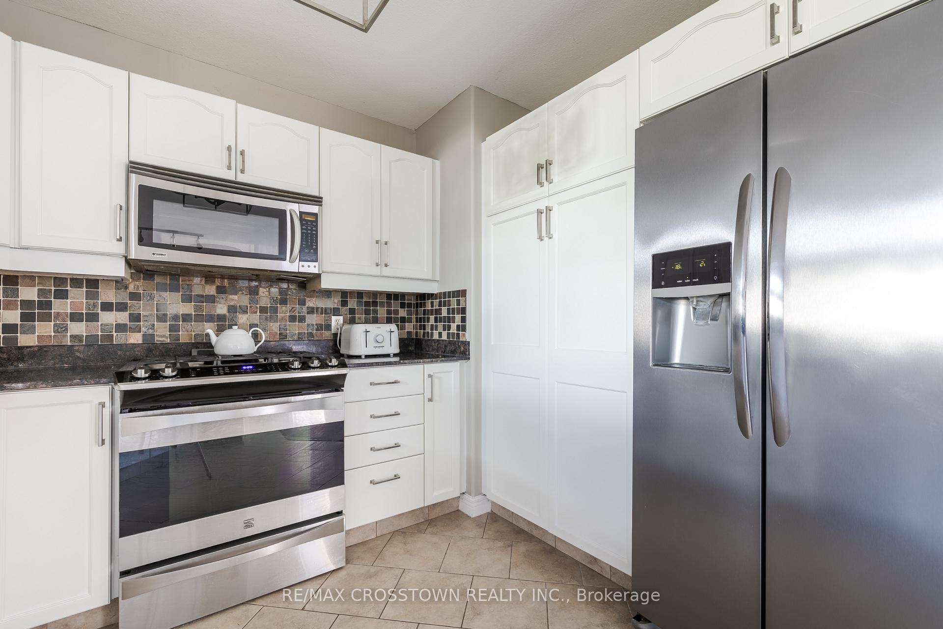 Photo 12 of 38 Crompton Drive, Barrie, Little Lake — HOMEH