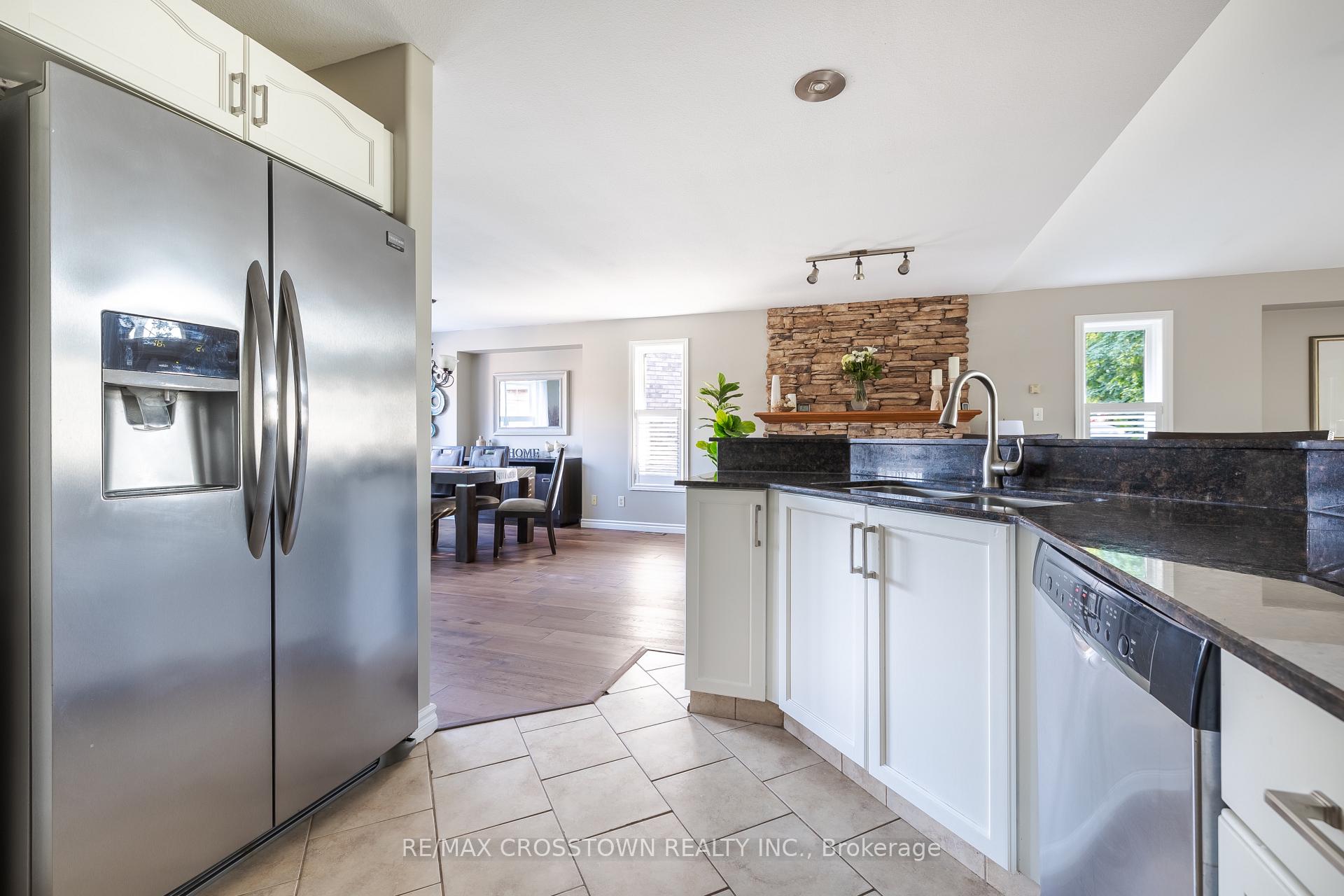 Photo 13 of 38 Crompton Drive, Barrie, Little Lake — HOMEH