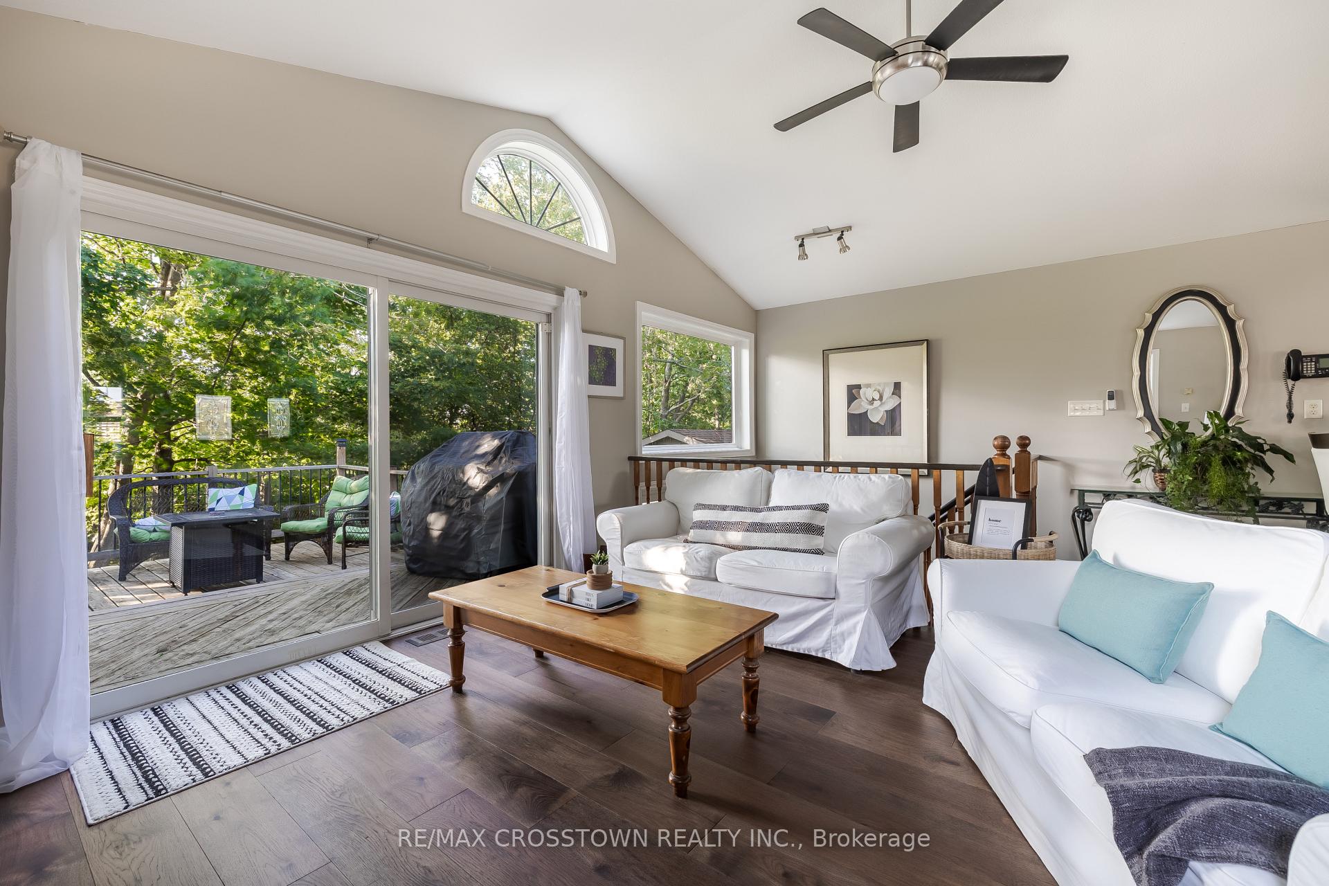 Photo 14 of 38 Crompton Drive, Barrie, Little Lake — HOMEH