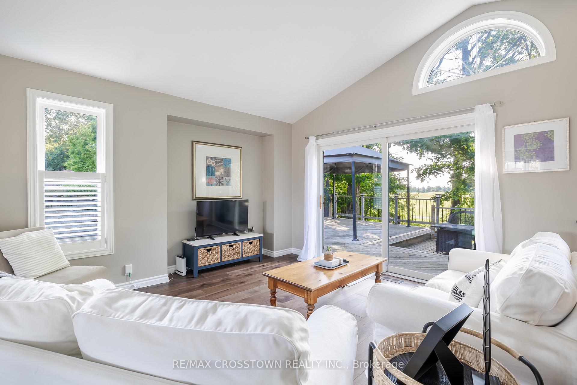 Photo 16 of 38 Crompton Drive, Barrie, Little Lake — HOMEH