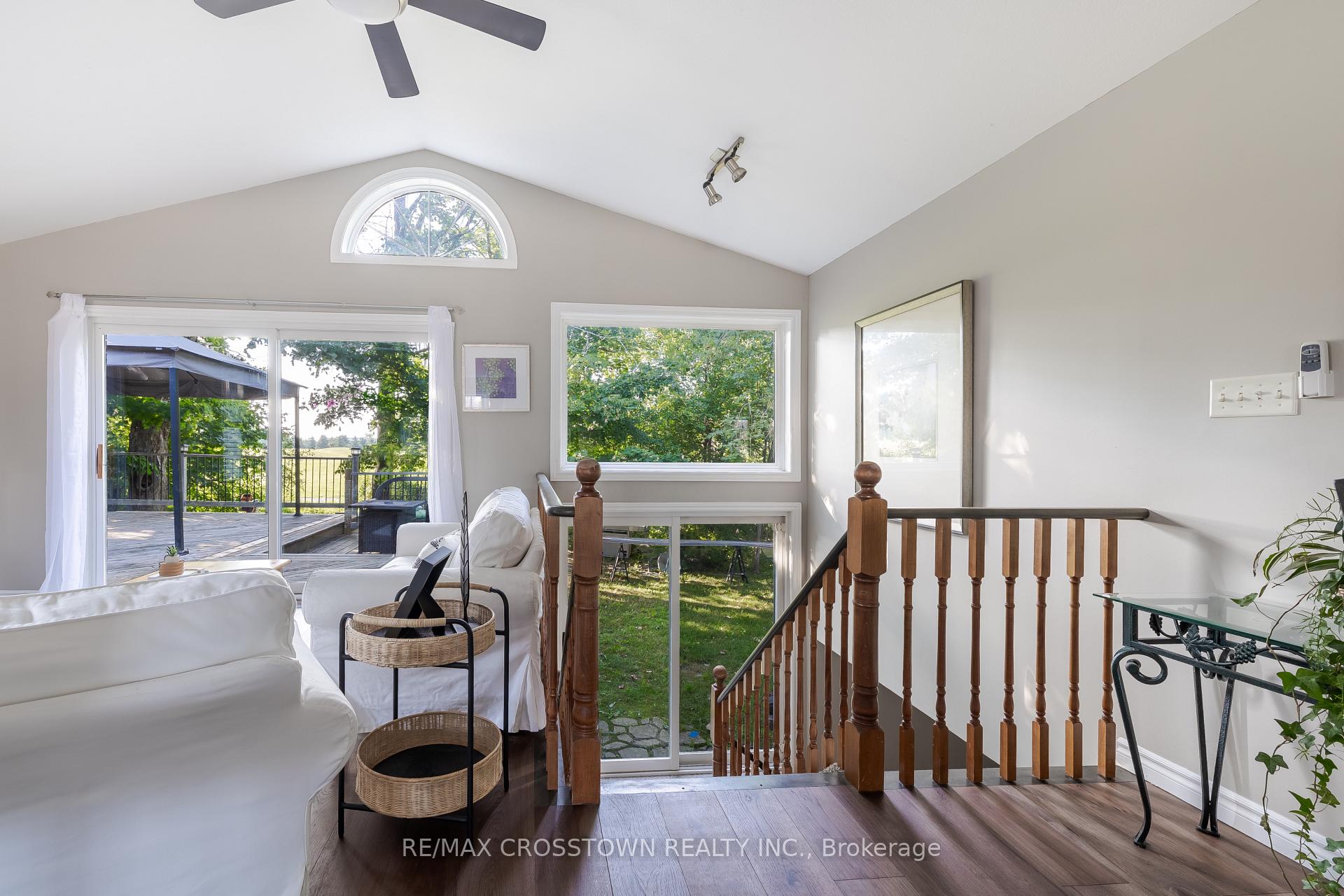 Photo 17 of 38 Crompton Drive, Barrie, Little Lake — HOMEH