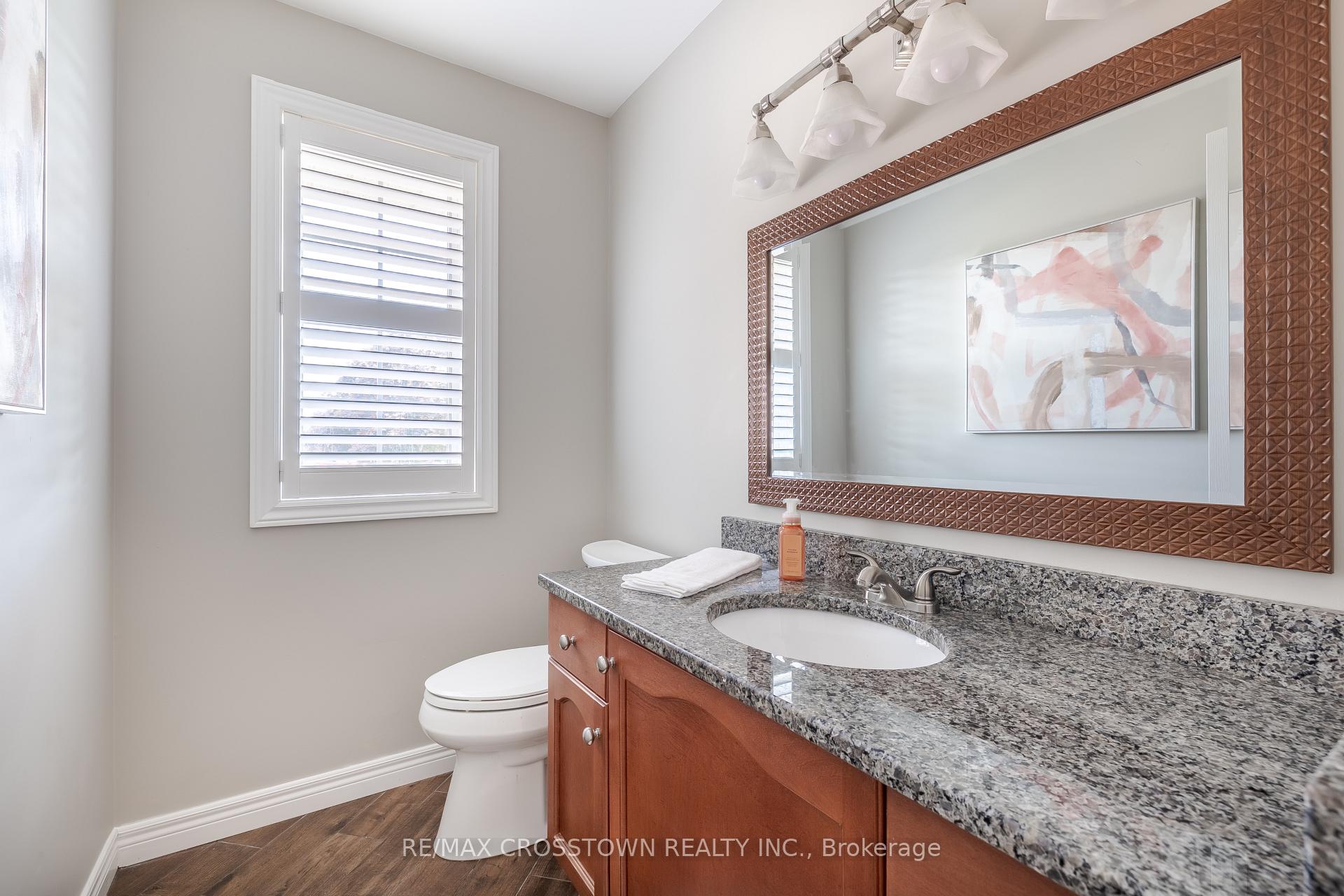 Photo 18 of 38 Crompton Drive, Barrie, Little Lake — HOMEH