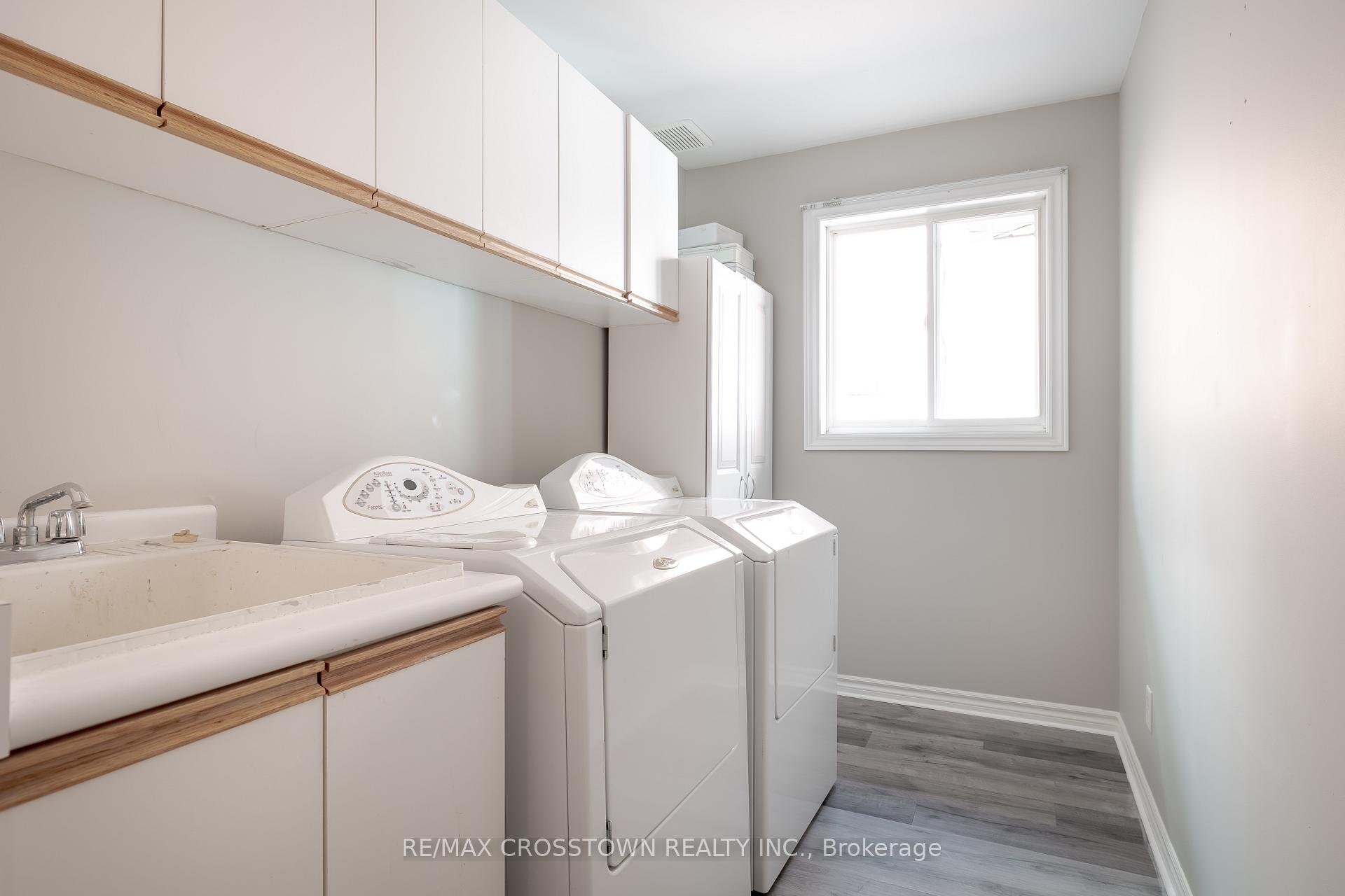Photo 19 of 38 Crompton Drive, Barrie, Little Lake — HOMEH