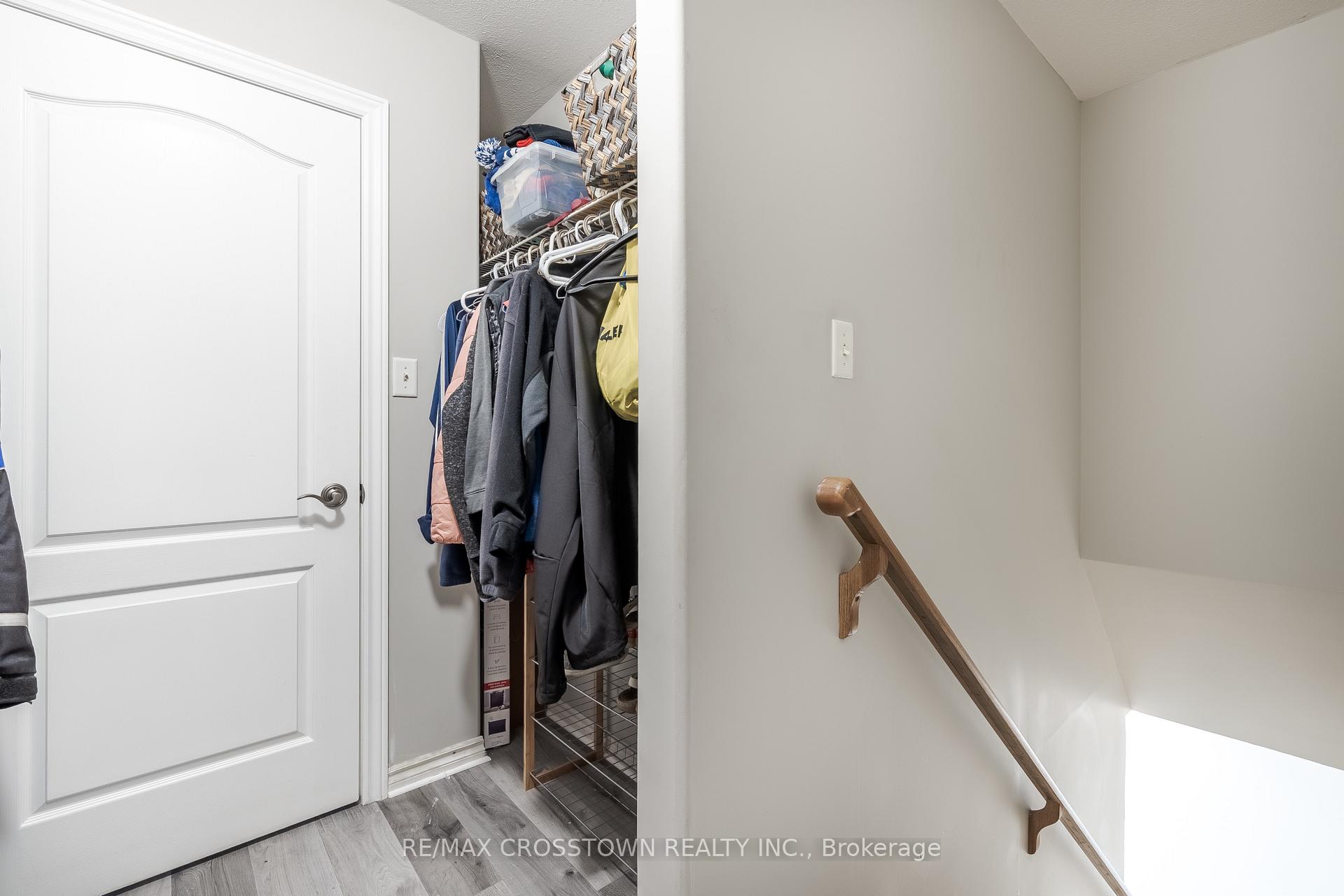 Photo 20 of 38 Crompton Drive, Barrie, Little Lake — HOMEH